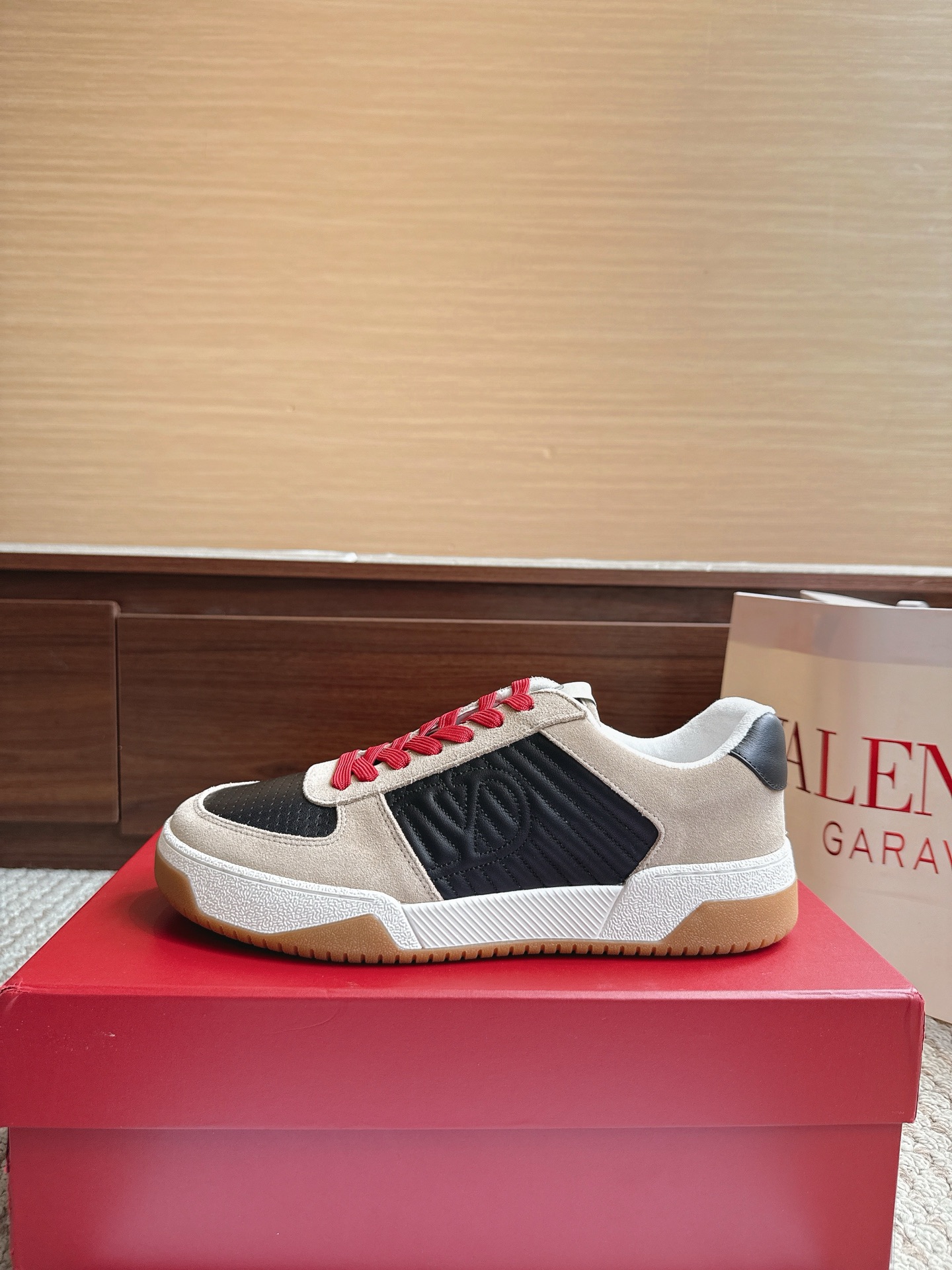 NO:867533,Valentino Couple's Sports Shoes Series Sizes 39–46 Price Valentino's latest 2026 couple's sports shoes, celebrity style, hot sale. Original ZP purchase and dismantling. Repeated pattern making and modification. Trying to restore 1:1 original version!  Top luxury masterpiece, soft and comfortable, combining fashion and leisure, bringing excellent and elegant texture and excellent on-foot comfort. Top purchasing version upper imported calfskin surface/original oil edge craftsmanship. Water-dyed cowhide lining inside. Original outsole development of two-color combination outsole. Original packaging, casual shoes/sports shoes, valentino, valentino, sneakers, cowhide19860909华伦天奴  情侣款运动鞋系列 尺码39–46 价格Valentino 2026最新款情侣运动鞋 明星同款 火爆发售. 原版ZP入购拆解. 反复打版调改. 力要1:1原版还原！顶级奢华力作 柔软舒适 时尚休闲结合一体 带来卓越优雅的质感 与极佳的上脚舒适感 顶级代购版本鞋面进口小牛皮面/原版油边工艺 内里水染牛皮内里 大底原版开发双色组合大底 包装原版包装,休闲鞋/运动鞋,valentino,valentino,sneakers,cowhide,Women's Shoes