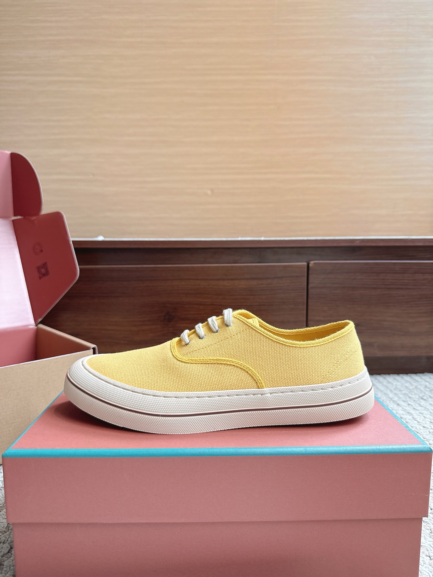 NO:867511,Love Puma Canvas Shoes Top Edition with Box Size 39–45 Price Love Puma Canvas Shoes, simple and fresh, breathable canvas + white rubber sole, light and comfortable, perfect for spring and summer!  The round toe lace-up design fits the shape of the foot, and the plaid lining is super detailed. The thick sole has a perfect effect. It is OK for daily casual, commuting, and matching with jeans or skirts. It is versatile and fashionable, and it is easy to create a dynamic style!  Fabric original canvas, lining original twill, outsole rubber, casual shoes/sports shoes, sneakers, skirts, jeans19860909Love Puma帆布鞋 顶版带盒 尺码39–45 价格Love Puma这款帆布鞋,简约清新,透气帆布+白色橡胶鞋底,轻便舒适,春夏穿超合适！圆头系带设计,贴合脚型,格纹内衬超有细节感.厚底有**效果,日常休闲、通勤、搭配牛仔裤或裙装都很OK,百搭又时髦,轻松打造活力穿搭风格！ 面料原版帆布 内里原版斜纹布 大底橡胶,休闲鞋/运动鞋,sneakers,skirts,jeans,Women's Shoes