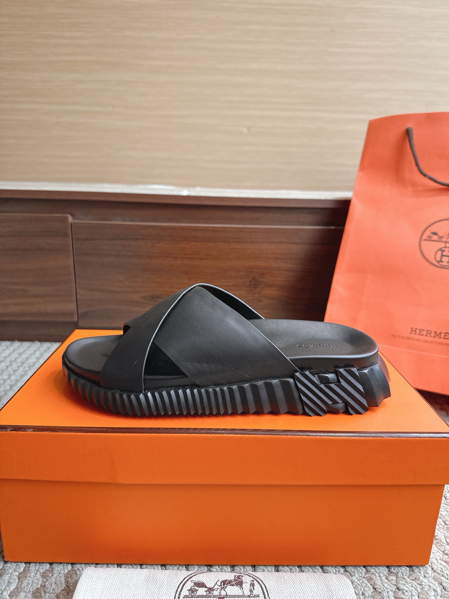 NO:867489,Hermès Men's Slippers Size 39-46 Price Yuan [HERMS] Hermès Men's Sandals and Slippers - The original replica is purchased and made one to one, the outsole is privately modeled, the outsole color corresponding to each color is the same as the original. For those who know the difference, the ultra-light soles are designed in contrasting colors, and the feet feel so comfortable that they scream!  Calf leather. Private model outsole., slippers, hermes, hermes, sandals, slippers, cowhide19860909爱马仕男拖鞋 尺码39—46 价格元【HERMS】爱马仕 男士凉鞋拖鞋-原版复刻购入原版一比一打造,大底私模,每个颜色对应的大底颜色跟原版一样的.懂货的来 超轻鞋底采用对比色设计,脚感舒适到尖叫！ 小牛皮.私模大底.,拖鞋,hermes,hermes,sandals,slippers,cowhide,Women's Shoes