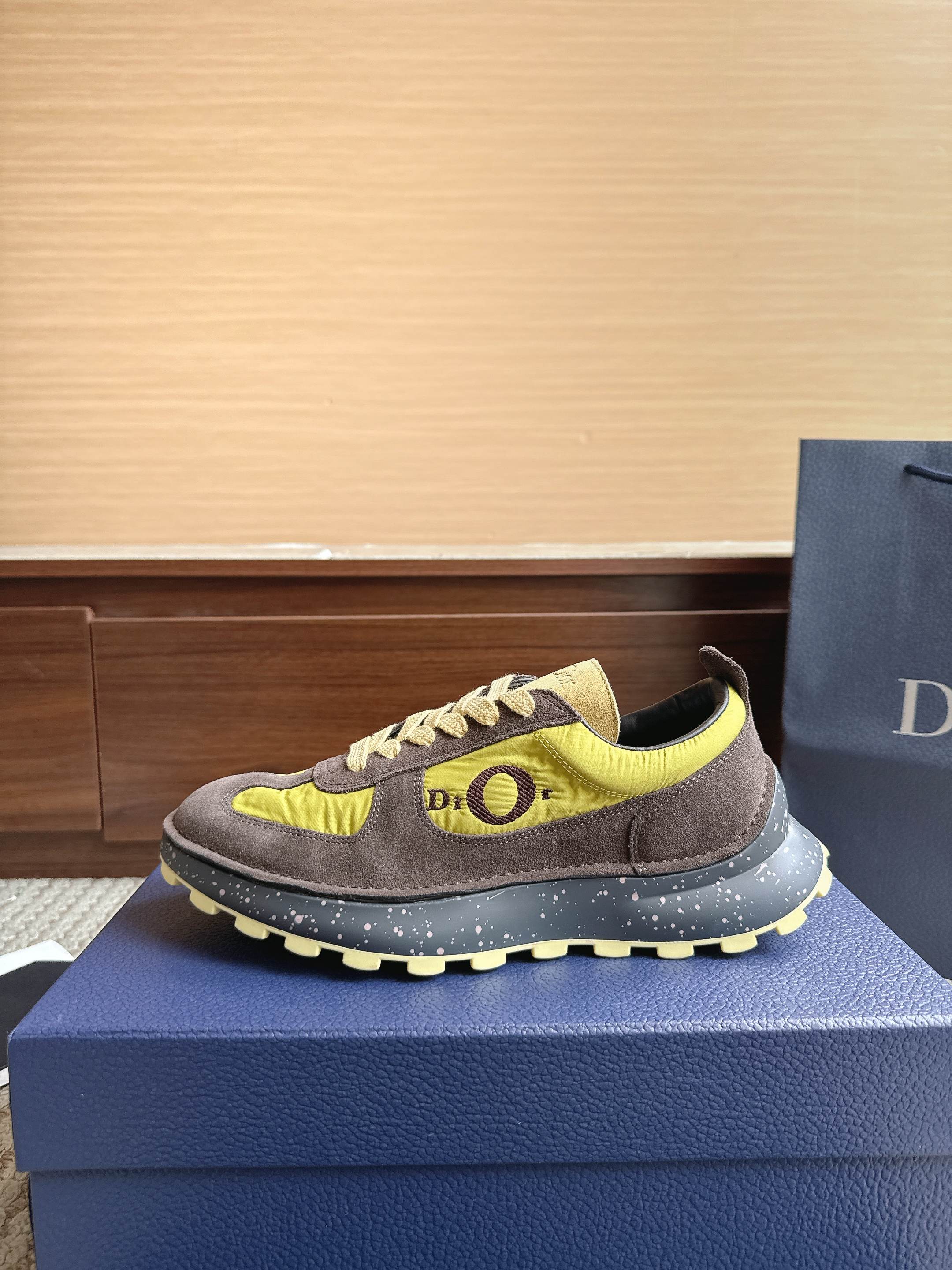 NO:867453,Dior Dior Squash Series Size: 39--46 Price: 26/Thick-soled Casual Squash Sneakers This Dior Squash sneaker, carefully designed by Jonathan Anderson, adopts an everted stitching structure on the upper, showing a distinct modern style, which is both comfortable and fashionable, highlighting Dior  The workshop's exquisite shoe production technology. Soft and breathable suede cow leather with durable nylon and lightweight soles. The comfortable and versatile design can enhance the style of various styles. Fabric: Original custom imported first-layer cowhide. Customized imported sheepskin/mesh lining. Outsole original molded anti-slip rubber material, casual shoes/sports shoes, dior, dior, sneakers, cowhide, sheepskin.19860909Dior迪奥Squash系列 尺码:39--46 价格:26/ 厚底 休闲 壁球 运动鞋 这款乔纳森·安德森 (Jonathan Anderson) 精心设计的 Dior Squash 运动鞋采用鞋面外翻式缝合结构,展现鲜明的现代风范,既舒适又时尚,彰显 Dior 工坊精湛的鞋履制作工艺.柔软和透气的绒面牛皮革搭配经久耐用的尼龙和轻盈鞋底,舒适百搭的设计可为各式造型提升格调 面料:原版定制进口头层牛皮 内里定制进口羊皮/网里 大底原版开模防滑橡胶材质,休闲鞋/运动鞋,dior,dior,sneakers,cowhide,sheepskin,Women's Shoes