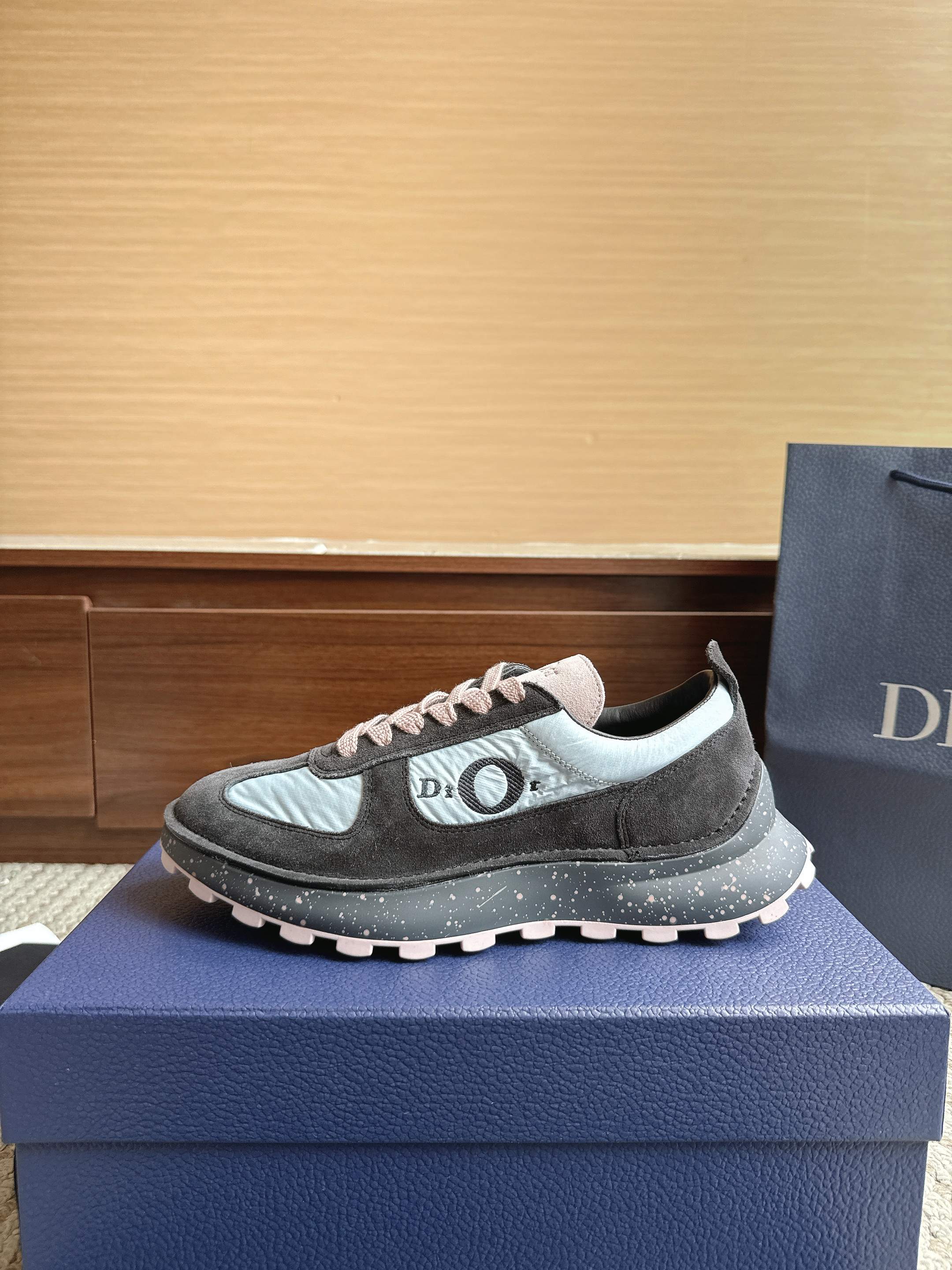 NO:867459,Dior Dior Squash Series Size: 39--46 Price: 26/Thick-soled Casual Squash Sneakers This Dior Squash sneaker, carefully designed by Jonathan Anderson, adopts an everted stitching structure on the upper, showing a distinct modern style, which is both comfortable and fashionable, highlighting Dior  The workshop's exquisite shoe production technology. Soft and breathable suede cow leather with durable nylon and lightweight soles. The comfortable and versatile design can enhance the style of various styles. Fabric: Original custom imported first-layer cowhide. Customized imported sheepskin/mesh lining. Outsole original molded anti-slip rubber material, casual shoes/sports shoes, dior, dior, sneakers, cowhide, sheepskin.19860909Dior迪奥Squash系列 尺码:39--46 价格:26/ 厚底 休闲 壁球 运动鞋 这款乔纳森·安德森 (Jonathan Anderson) 精心设计的 Dior Squash 运动鞋采用鞋面外翻式缝合结构,展现鲜明的现代风范,既舒适又时尚,彰显 Dior 工坊精湛的鞋履制作工艺.柔软和透气的绒面牛皮革搭配经久耐用的尼龙和轻盈鞋底,舒适百搭的设计可为各式造型提升格调 面料:原版定制进口头层牛皮 内里定制进口羊皮/网里 大底原版开模防滑橡胶材质,休闲鞋/运动鞋,dior,dior,sneakers,cowhide,sheepskin,Women's Shoes