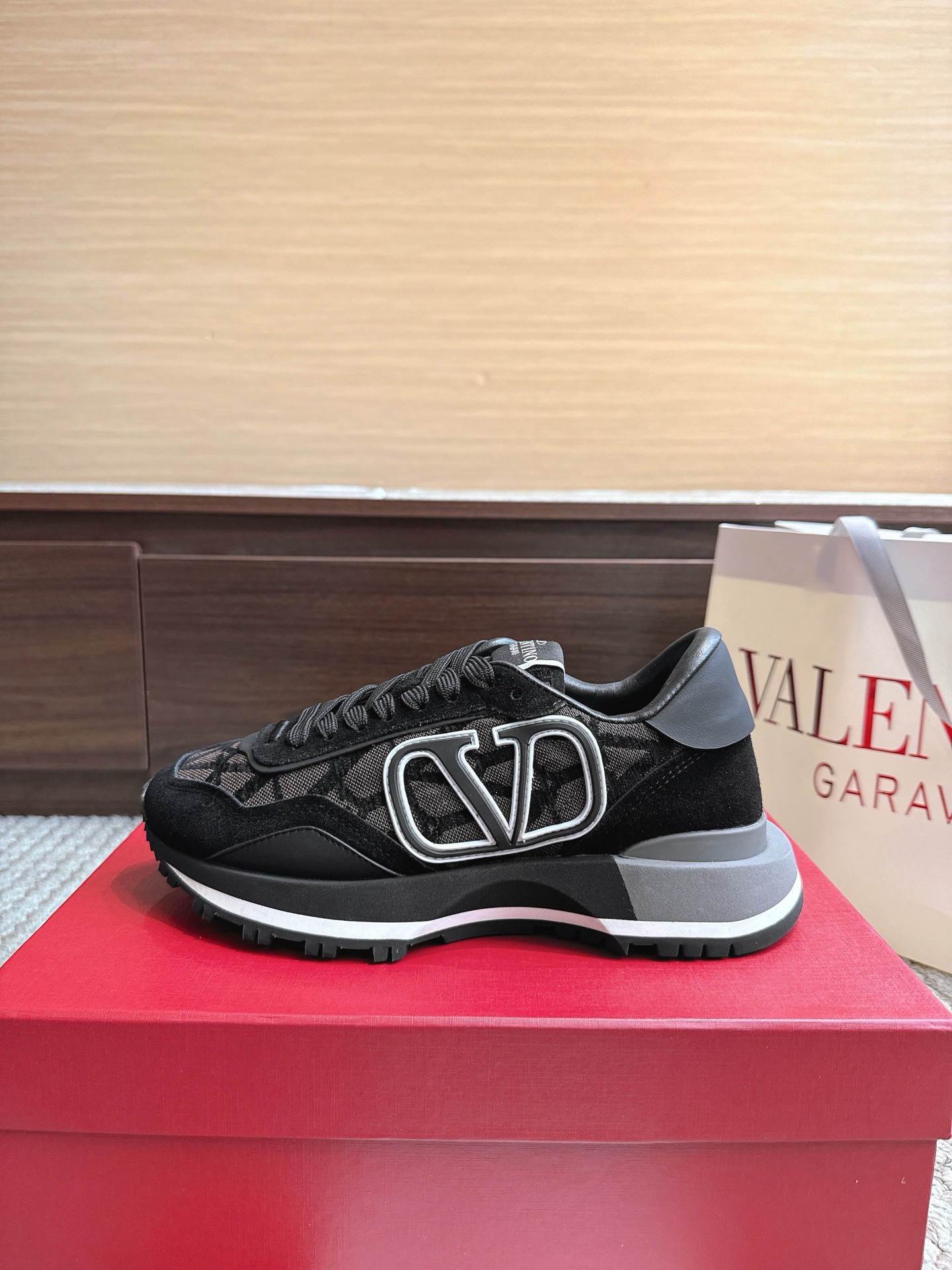 NO:867441,Valentino Couple's Sports Shoes Series Sizes 39–46 Price Valentino's latest 2026 couple's sports shoes, celebrity style, hot sale. Original ZP purchase and dismantling. Repeated pattern making and modification. Trying to restore 1:1 original version!  Top luxury masterpiece, soft and comfortable, combining fashion and leisure, bringing excellent and elegant texture and excellent on-foot comfort. Top purchasing version upper imported calfskin surface/original oil edge craftsmanship. Water-dyed cowhide lining inside. Original outsole development of two-color combination outsole. Original packaging, casual shoes/sports shoes, valentino, valentino, sneakers, cowhide19860909华伦天奴  情侣款运动鞋系列 尺码39–46 价格Valentino 2026最新款情侣运动鞋 明星同款 火爆发售. 原版ZP入购拆解. 反复打版调改. 力要1:1原版还原！顶级奢华力作 柔软舒适 时尚休闲结合一体 带来卓越优雅的质感 与极佳的上脚舒适感 顶级代购版本鞋面进口小牛皮面/原版油边工艺 内里水染牛皮内里 大底原版开发双色组合大底 包装原版包装,休闲鞋/运动鞋,valentino,valentino,sneakers,cowhide,Women's Shoes