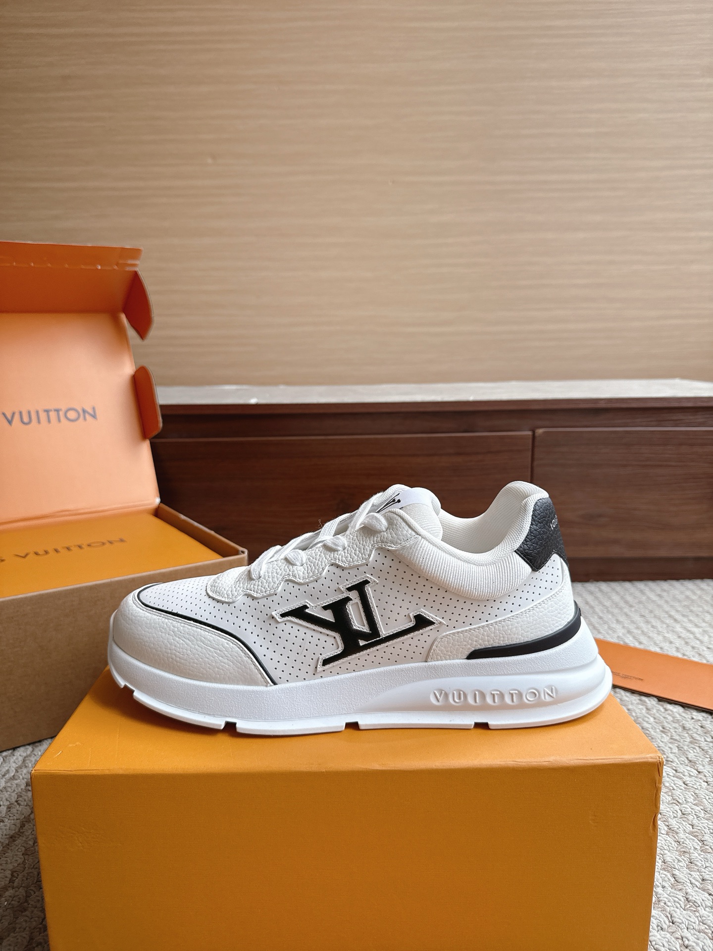 NO:867479,Top version, sizes 35–46. Please pay attention to our packaging and quality for the price!  Louis*Vuitto* LV Trainer Sports European Purchasing Agency Purchased for 1W RMB. It took a month to develop a private mold for the outsole and fabric. Three sets of molds were scrapped for the upper, and then it was perfectly adjusted to the original version. It is definitely a comfortable product that cost a lot of money and thought. This series was designed after the arrival of Vifgil. It is favored by many fans every quarter. It can be matched with different fashions to show your personality. Private mold luxury Luo Shi TPU original outsole  Original packaging, casual shoes/sports shoes, louis vuitton, louis vuitton, sneakers19860909顶级版本 尺码35–46 价格请认准我家包装和品质！ Louis*Vuitto* LV Trainer 运动欧洲代购1W RMB购入 历时一个月爆拆开发 大底和面料私模 鞋面更是报废了三套模具 才完美调整至原版一致较果 绝对下血本费心思的一款舒适 自Vifgil到来之后而设计的这一系列 每一季度都深受众多粉丝的青睐 搭配不同的时尚更显个性哦 私模奢华洛施 TPU原版大底 原版包装,休闲鞋/运动鞋,louis vuitton,louis vuitton,sneakers,Women's Shoes