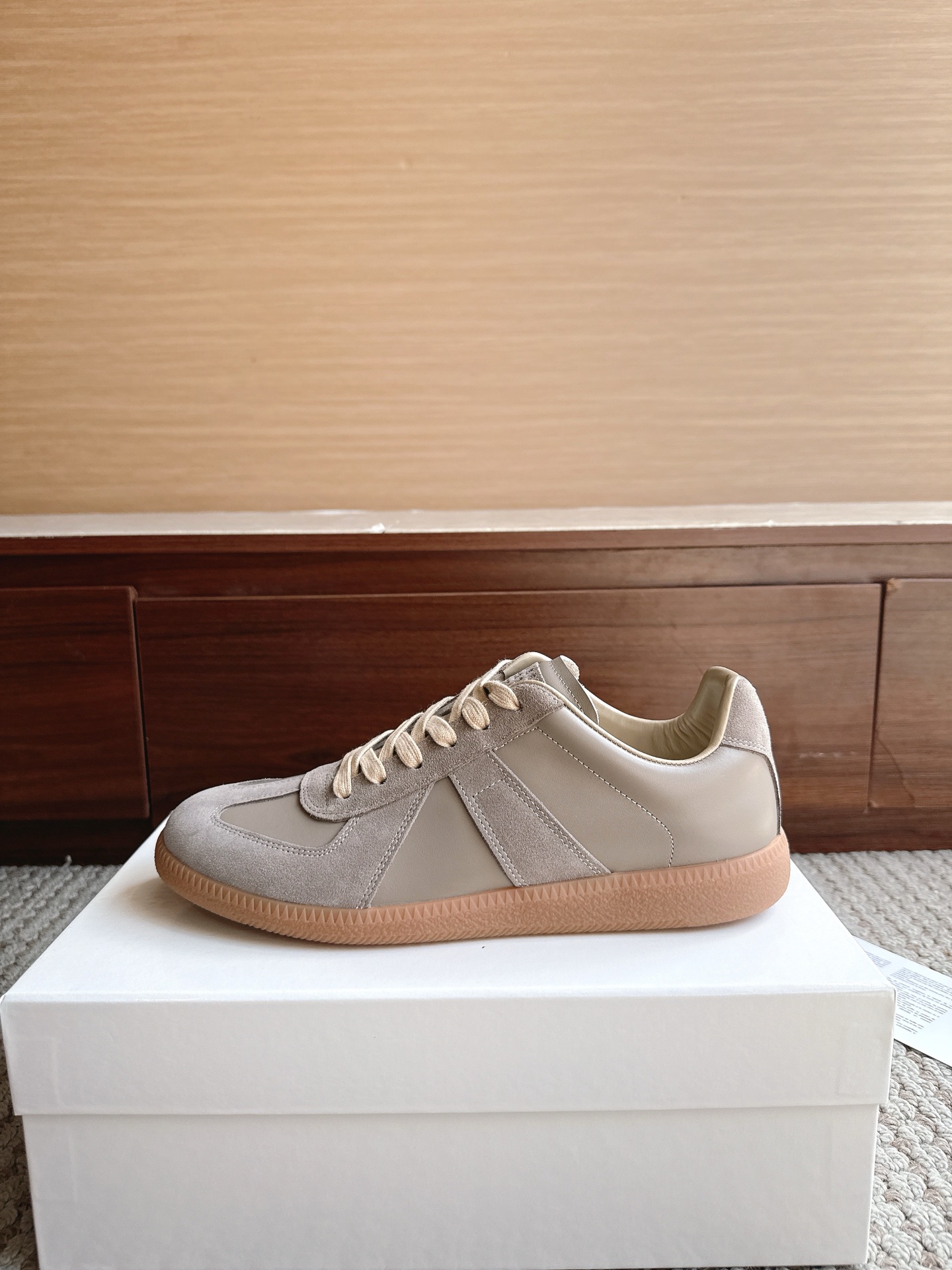 NO:867434,Purchasing agent level Maison Margiela Color Elephant Gray Price Men's and women's sizes 35-47 (4647 custom-made, non-refundable and non-exchangeable) MaisonMargiela  MM6 Dexun casual shoes are a genius designer brand. An affordable luxury brand, they are versatile and comfortable. This German training shoe continues the classic T-shaped leather splicing design. It has been carefully improved by the design team many times, just to make you feel comfortable.  Experience the most original military flavor. The soft and delicate characteristics of the first-layer cowhide combined with the texture of suede cowhide make it not only super soft and comfortable, but also maintain good breathability. Comfort and texture go hand in hand, making it easy to wear with any combination in all seasons.  Fabric imported cowhide leather lining, casual shoes/sports shoes, masion margiela, masion margiela, sneakers, cowhide19860909代购级别马吉拉 颜色大象灰 价格男女码35—47（4647订做不退不换） MaisonMargiela MM6德训休闲鞋鬼才设计师品牌,一个轻奢品牌上脚很百搭哦,也很随脚舒适,这一款德国训练鞋延续了经典的T形真皮拼接设计,经过设计团队多次的精心改良,只为让您体验最原始的军旅味道,头层牛皮柔软细腻的特点与牛反绒牛皮的质感相结合使其既有超高的柔软舒适度,又同时保持不错的透气性能舒适与质感并行,轻松驾驭四季穿着任何搭配. 面料进口牛皮 内里牛皮,休闲鞋/运动鞋,masion margiela,masion margiela,sneakers,cowhide,Women's Shoes