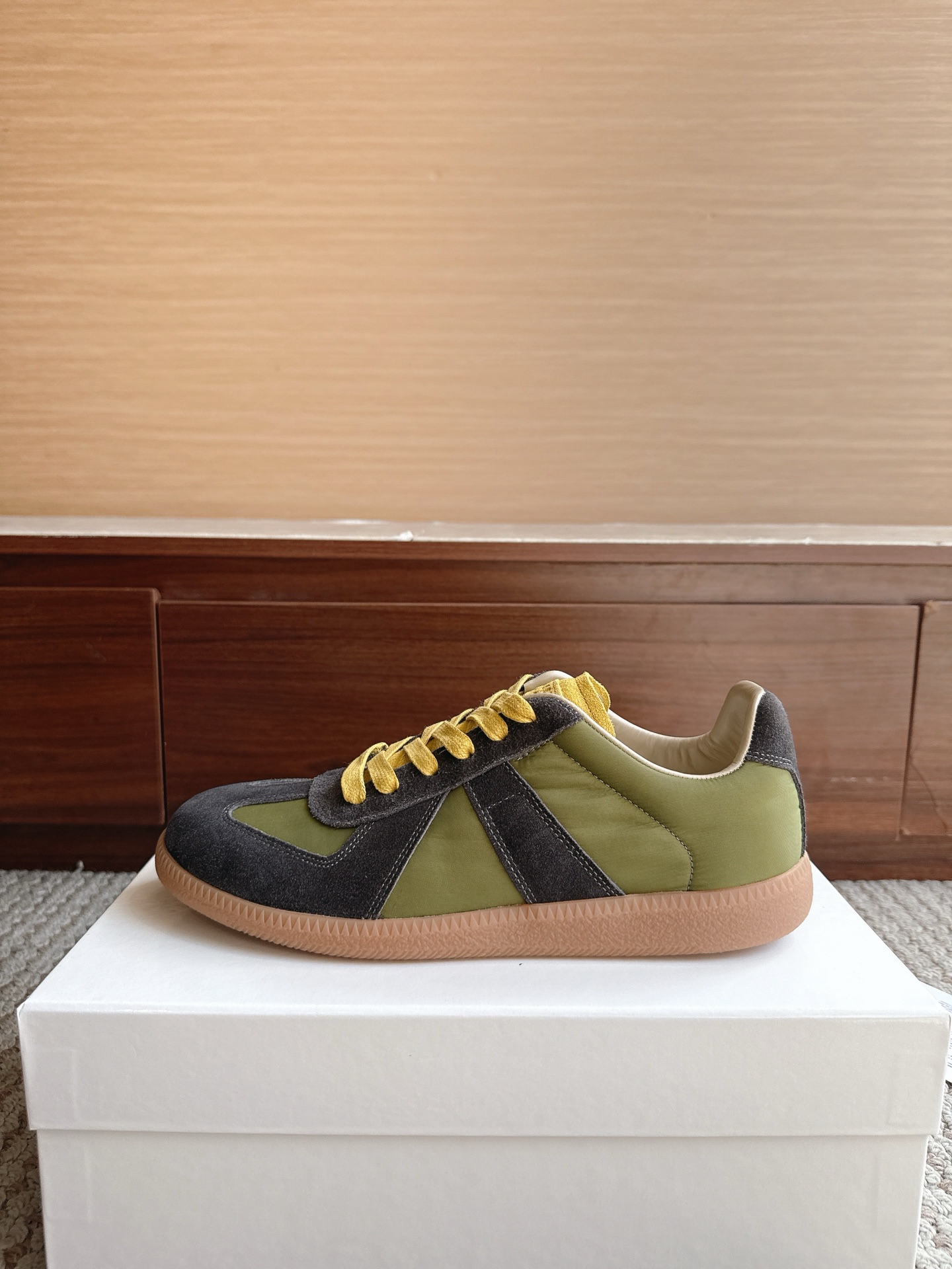 NO:867442,Purchasing agent level Maison Margiela Color charcoal gray olive green down Price men's and women's sizes 35-47 (4647 customized, non-refundable and non-exchangeable) MaisonMargiela  MM6 Dexun casual shoes are a genius designer brand. An affordable luxury brand, they are versatile and comfortable. This German training shoe continues the classic T-shaped leather splicing design. It has been carefully improved by the design team many times, just to make you feel comfortable.  Experience the most original military flavor. The soft and delicate characteristics of the first-layer cowhide combined with the texture of suede cowhide make it not only super soft and comfortable, but also maintain good breathability. Comfort and texture go hand in hand, making it easy to wear with any combination in all seasons.  Fabric imported cowhide leather lining, casual shoes/sports shoes, masion margiela, masion margiela, sneakers, down jacket, cowhide19860909代购级别马吉拉 颜色炭灰橄榄绿羽绒 价格男女码35—47（4647订做不退不换） MaisonMargiela MM6德训休闲鞋鬼才设计师品牌,一个轻奢品牌上脚很百搭哦,也很随脚舒适,这一款德国训练鞋延续了经典的T形真皮拼接设计,经过设计团队多次的精心改良,只为让您体验最原始的军旅味道,头层牛皮柔软细腻的特点与牛反绒牛皮的质感相结合使其既有超高的柔软舒适度,又同时保持不错的透气性能舒适与质感并行,轻松驾驭四季穿着任何搭配. 面料进口牛皮 内里牛皮,休闲鞋/运动鞋,masion margiela,masion margiela,sneakers,down jacket,cowhide,Women's Shoes