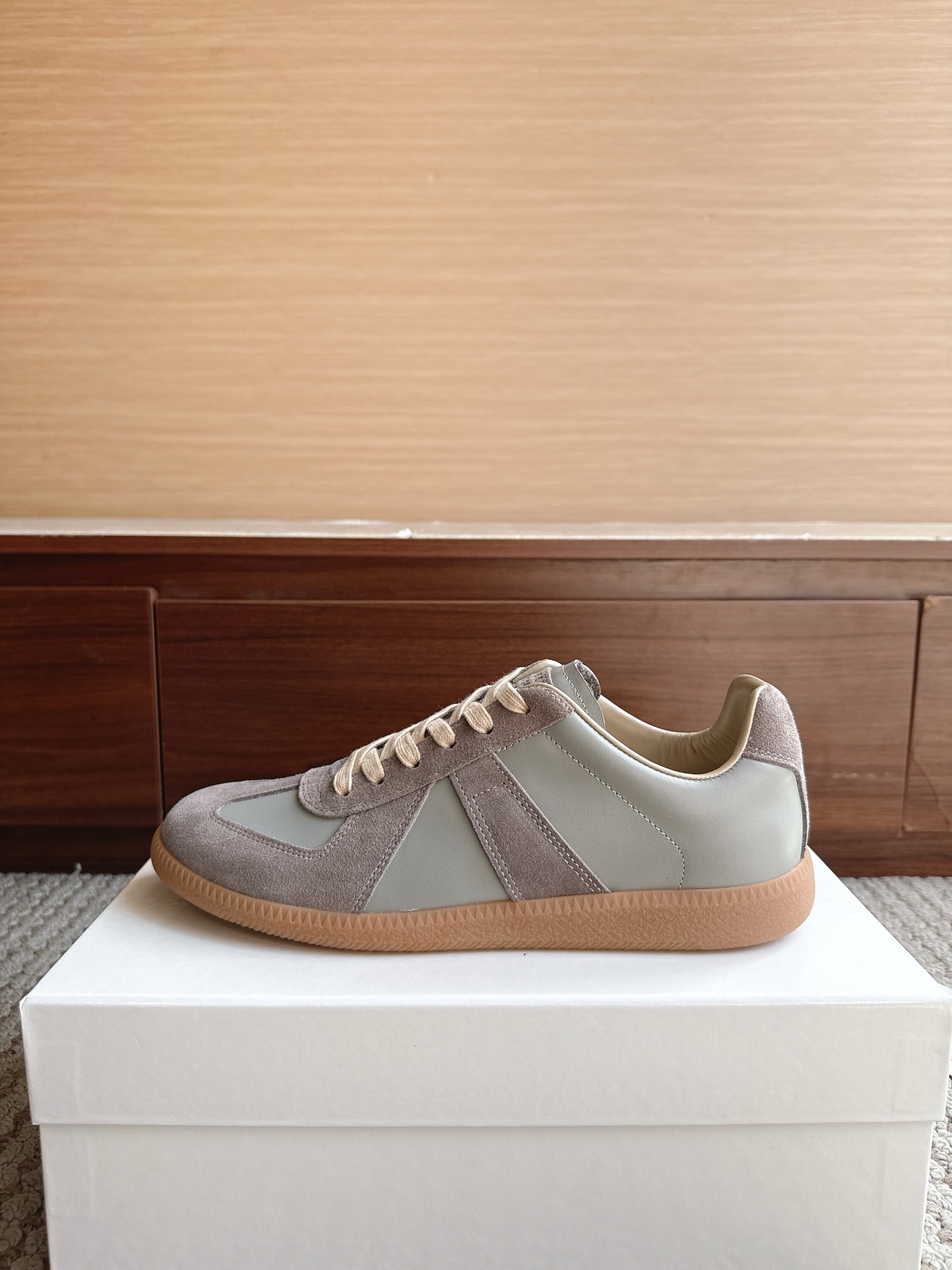 NO:867449,Purchasing agent level Maison Margiela. Color is dark khaki gray. Price is men's and women's sizes 35-47 (4647 is custom-made, non-refundable and non-exchangeable).  MM6 Dexun casual shoes are a genius designer brand. An affordable luxury brand, they are versatile and comfortable. This German training shoe continues the classic T-shaped leather splicing design. It has been carefully improved by the design team many times, just to make you feel comfortable.  Experience the most original military flavor. The soft and delicate characteristics of the first-layer cowhide combined with the texture of suede cowhide make it not only super soft and comfortable, but also maintain good breathability. Comfort and texture go hand in hand, making it easy to wear with any combination in all seasons.  Fabric imported cowhide leather lining, casual shoes/sports shoes, masion margiela, masion margiela, sneakers, cowhide19860909代购级别马吉拉 颜色深卡其灰 价格男女码35—47（4647订做不退不换） MaisonMargiela MM6德训休闲鞋鬼才设计师品牌,一个轻奢品牌上脚很百搭哦,也很随脚舒适,这一款德国训练鞋延续了经典的T形真皮拼接设计,经过设计团队多次的精心改良,只为让您体验最原始的军旅味道,头层牛皮柔软细腻的特点与牛反绒牛皮的质感相结合使其既有超高的柔软舒适度,又同时保持不错的透气性能舒适与质感并行,轻松驾驭四季穿着任何搭配. 面料进口牛皮 内里牛皮,休闲鞋/运动鞋,masion margiela,masion margiela,sneakers,cowhide,Women's Shoes