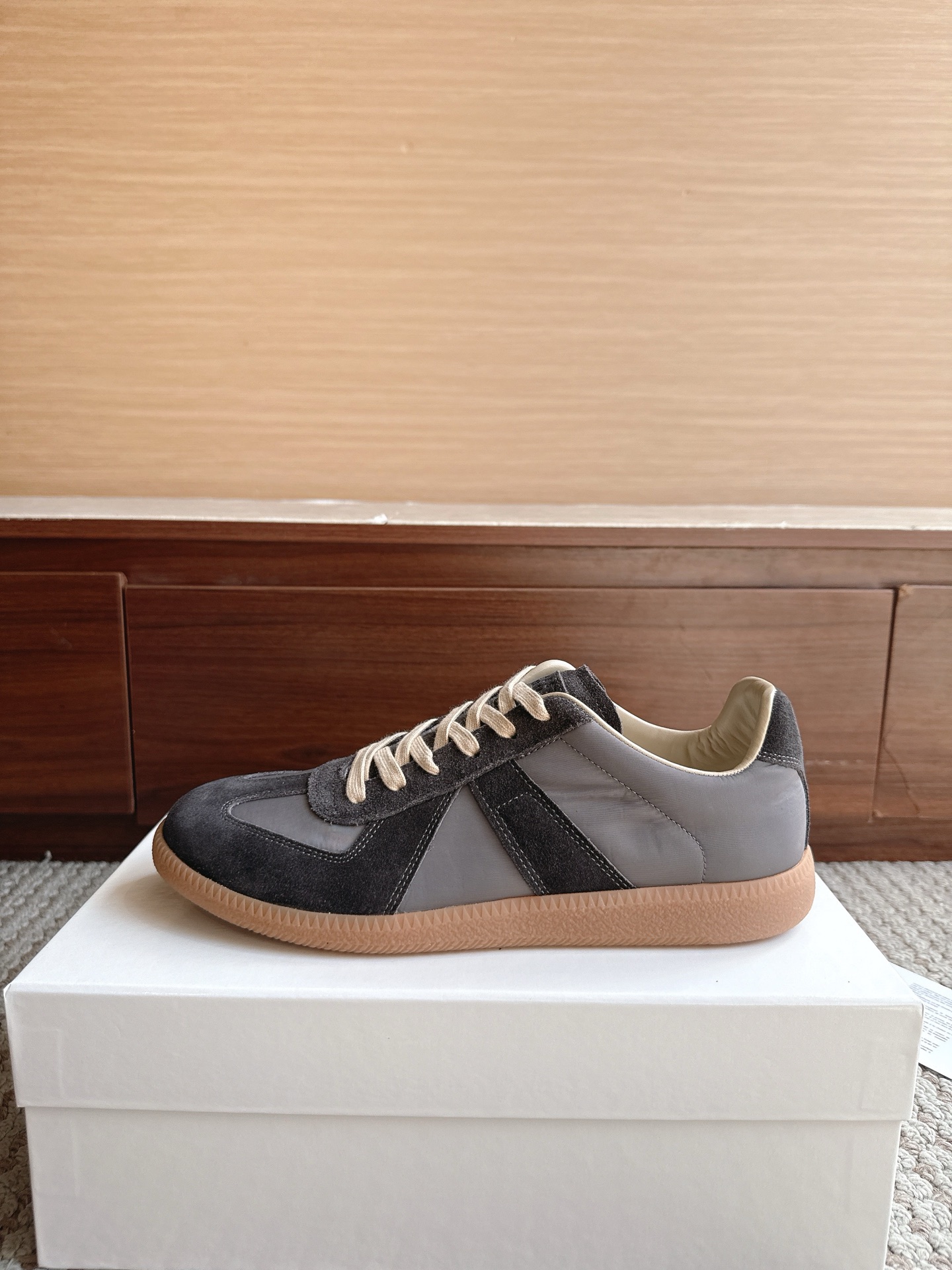 NO:867457,Purchasing agent level Maison Margiela Color charcoal gray with down Price Men's and women's sizes 35-47 (4647 custom-made non-refundable and non-exchangeable) MaisonMargiela  MM6 Dexun casual shoes are a genius designer brand. An affordable luxury brand, they are versatile and comfortable. This German training shoe continues the classic T-shaped leather splicing design. It has been carefully improved by the design team many times, just to make you feel comfortable.  Experience the most original military flavor. The soft and delicate characteristics of the first-layer cowhide combined with the texture of suede cowhide make it not only super soft and comfortable, but also maintain good breathability. Comfort and texture go hand in hand, making it easy to wear with any combination in all seasons.  Fabric imported cowhide leather lining, casual shoes/sports shoes, masion margiela, masion margiela, sneakers, down jacket, cowhide19860909代购级别马吉拉 颜色炭灰配羽绒 价格男女码35—47（4647订做不退不换） MaisonMargiela MM6德训休闲鞋鬼才设计师品牌,一个轻奢品牌上脚很百搭哦,也很随脚舒适,这一款德国训练鞋延续了经典的T形真皮拼接设计,经过设计团队多次的精心改良,只为让您体验最原始的军旅味道,头层牛皮柔软细腻的特点与牛反绒牛皮的质感相结合使其既有超高的柔软舒适度,又同时保持不错的透气性能舒适与质感并行,轻松驾驭四季穿着任何搭配. 面料进口牛皮 内里牛皮,休闲鞋/运动鞋,masion margiela,masion margiela,sneakers,down jacket,cowhide,Women's Shoes