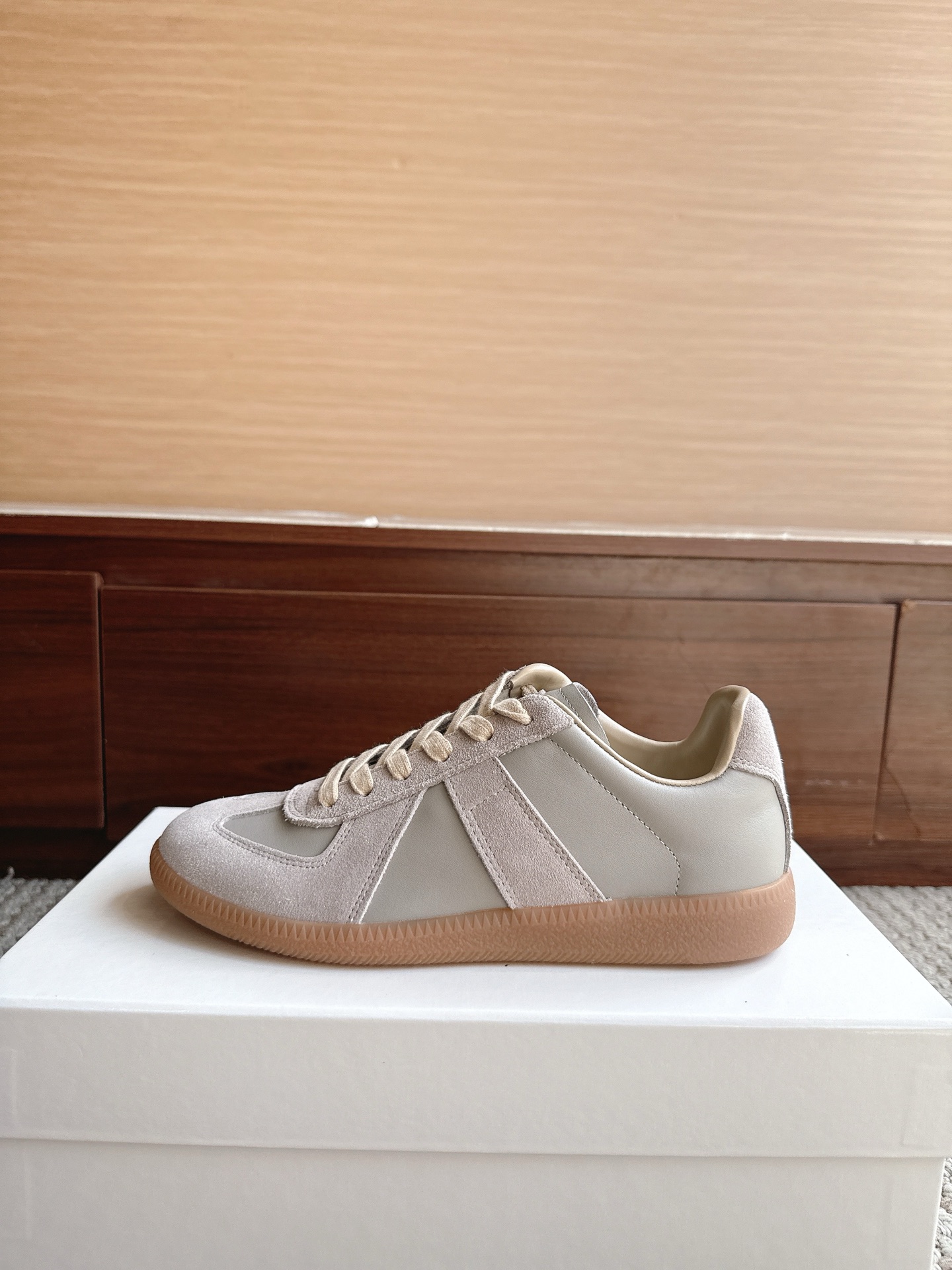 NO:867397,Purchasing agent level Maison Margiela Color oatmeal gray Price Men's and women's sizes 35-47 (4647 custom-made, non-refundable and non-exchangeable) MaisonMargiela  MM6 Dexun casual shoes are a genius designer brand. An affordable luxury brand, they are versatile and comfortable. This German training shoe continues the classic T-shaped leather splicing design. It has been carefully improved by the design team many times, just to make you feel comfortable.  Experience the most original military flavor. The soft and delicate characteristics of the first-layer cowhide combined with the texture of suede cowhide make it not only super soft and comfortable, but also maintain good breathability. Comfort and texture go hand in hand, making it easy to wear with any combination in all seasons.  Fabric imported cowhide leather lining, casual shoes/sports shoes, masion margiela, masion margiela, sneakers, cowhide19860909代购级别马吉拉 颜色燕麦灰 价格男女码35—47（4647订做不退不换） MaisonMargiela MM6德训休闲鞋鬼才设计师品牌,一个轻奢品牌上脚很百搭哦,也很随脚舒适,这一款德国训练鞋延续了经典的T形真皮拼接设计,经过设计团队多次的精心改良,只为让您体验最原始的军旅味道,头层牛皮柔软细腻的特点与牛反绒牛皮的质感相结合使其既有超高的柔软舒适度,又同时保持不错的透气性能舒适与质感并行,轻松驾驭四季穿着任何搭配. 面料进口牛皮 内里牛皮,休闲鞋/运动鞋,masion margiela,masion margiela,sneakers,cowhide,Women's Shoes