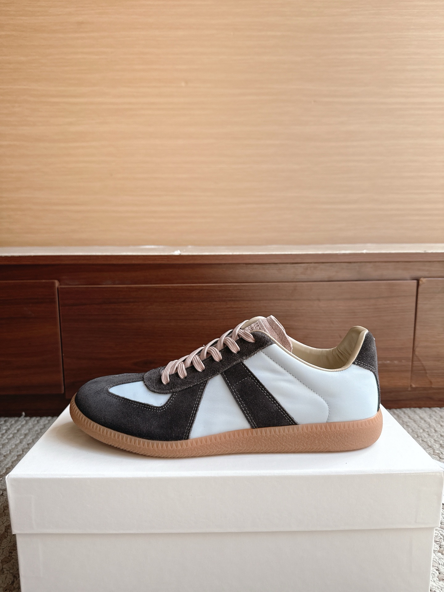 NO:867407,Purchasing agent level Maison Margiela Color charcoal gray light blue down Price Men's and women's sizes 35-47 (4647 customized, non-refundable and non-exchangeable) MaisonMargiela  MM6 Dexun casual shoes are a genius designer brand. An affordable luxury brand, they are versatile and comfortable. This German training shoe continues the classic T-shaped leather splicing design. It has been carefully improved by the design team many times, just to make you feel comfortable.  Experience the most original military flavor. The soft and delicate characteristics of the first-layer cowhide combined with the texture of suede cowhide make it not only super soft and comfortable, but also maintain good breathability. Comfort and texture go hand in hand, making it easy to wear with any combination in all seasons.  Fabric imported cowhide leather lining, casual shoes/sports shoes, masion margiela, masion margiela, sneakers, down jacket, cowhide19860909代购级别马吉拉 颜色炭灰浅蓝羽绒 价格男女码35—47（4647订做不退不换） MaisonMargiela MM6德训休闲鞋鬼才设计师品牌,一个轻奢品牌上脚很百搭哦,也很随脚舒适,这一款德国训练鞋延续了经典的T形真皮拼接设计,经过设计团队多次的精心改良,只为让您体验最原始的军旅味道,头层牛皮柔软细腻的特点与牛反绒牛皮的质感相结合使其既有超高的柔软舒适度,又同时保持不错的透气性能舒适与质感并行,轻松驾驭四季穿着任何搭配. 面料进口牛皮 内里牛皮,休闲鞋/运动鞋,masion margiela,masion margiela,sneakers,down jacket,cowhide,Women's Shoes