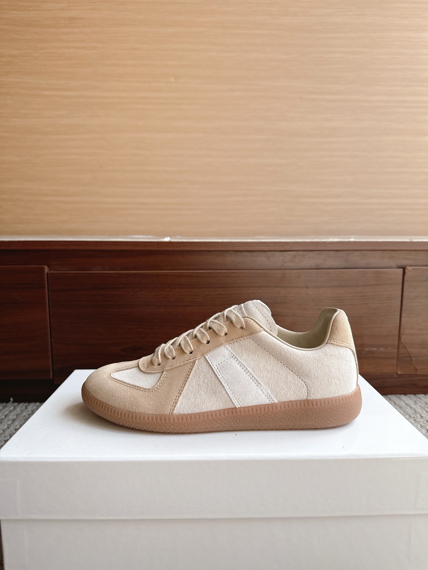 NO:867415,Purchasing agent level Maison Margiela. Color: Beige. Price: Men's and women's sizes 35-47 (4647, custom-made, non-refundable and non-exchangeable).  MM6 Dexun casual shoes are a genius designer brand. An affordable luxury brand, they are versatile and comfortable. This German training shoe continues the classic T-shaped leather splicing design. It has been carefully improved by the design team many times, just to make you feel comfortable.  Experience the most original military flavor. The soft and delicate characteristics of the first-layer cowhide combined with the texture of suede cowhide make it not only super soft and comfortable, but also maintain good breathability. Comfort and texture go hand in hand, making it easy to wear with any combination in all seasons.  Fabric imported cowhide leather lining, casual shoes/sports shoes, masion margiela, masion margiela, sneakers, cowhide19860909代购级别马吉拉 颜色米杏色 价格男女码35—47（4647订做不退不换） MaisonMargiela MM6德训休闲鞋鬼才设计师品牌,一个轻奢品牌上脚很百搭哦,也很随脚舒适,这一款德国训练鞋延续了经典的T形真皮拼接设计,经过设计团队多次的精心改良,只为让您体验最原始的军旅味道,头层牛皮柔软细腻的特点与牛反绒牛皮的质感相结合使其既有超高的柔软舒适度,又同时保持不错的透气性能舒适与质感并行,轻松驾驭四季穿着任何搭配. 面料进口牛皮 内里牛皮,休闲鞋/运动鞋,masion margiela,masion margiela,sneakers,cowhide,Women's Shoes