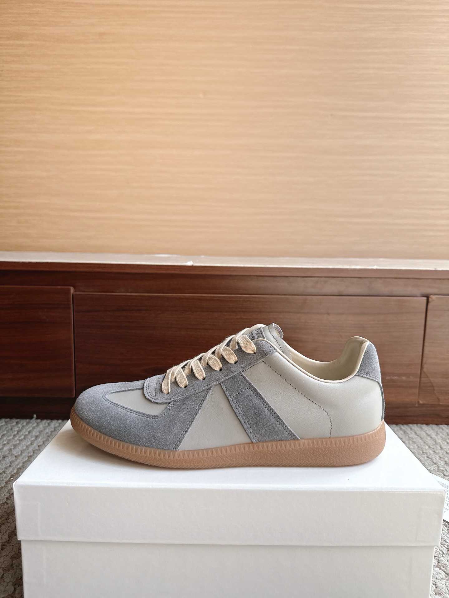 NO:867424,Purchasing agent level Maison Margiela Color foggy gray Price Men's and women's sizes 35-47 (4647 custom-made non-refundable and non-exchangeable) MaisonMargiela  MM6 Dexun casual shoes are a genius designer brand. An affordable luxury brand, they are versatile and comfortable. This German training shoe continues the classic T-shaped leather splicing design. It has been carefully improved by the design team many times, just to make you feel comfortable.  Experience the most original military flavor. The soft and delicate characteristics of the first-layer cowhide combined with the texture of suede cowhide make it not only super soft and comfortable, but also maintain good breathability. Comfort and texture go hand in hand, making it easy to wear with any combination in all seasons.  Fabric imported cowhide leather lining, casual shoes/sports shoes, masion margiela, masion margiela, sneakers, cowhide19860909代购级别马吉拉 颜色雾狸灰 价格男女码35—47（4647订做不退不换） MaisonMargiela MM6德训休闲鞋鬼才设计师品牌,一个轻奢品牌上脚很百搭哦,也很随脚舒适,这一款德国训练鞋延续了经典的T形真皮拼接设计,经过设计团队多次的精心改良,只为让您体验最原始的军旅味道,头层牛皮柔软细腻的特点与牛反绒牛皮的质感相结合使其既有超高的柔软舒适度,又同时保持不错的透气性能舒适与质感并行,轻松驾驭四季穿着任何搭配. 面料进口牛皮 内里牛皮,休闲鞋/运动鞋,masion margiela,masion margiela,sneakers,cowhide,Women's Shoes