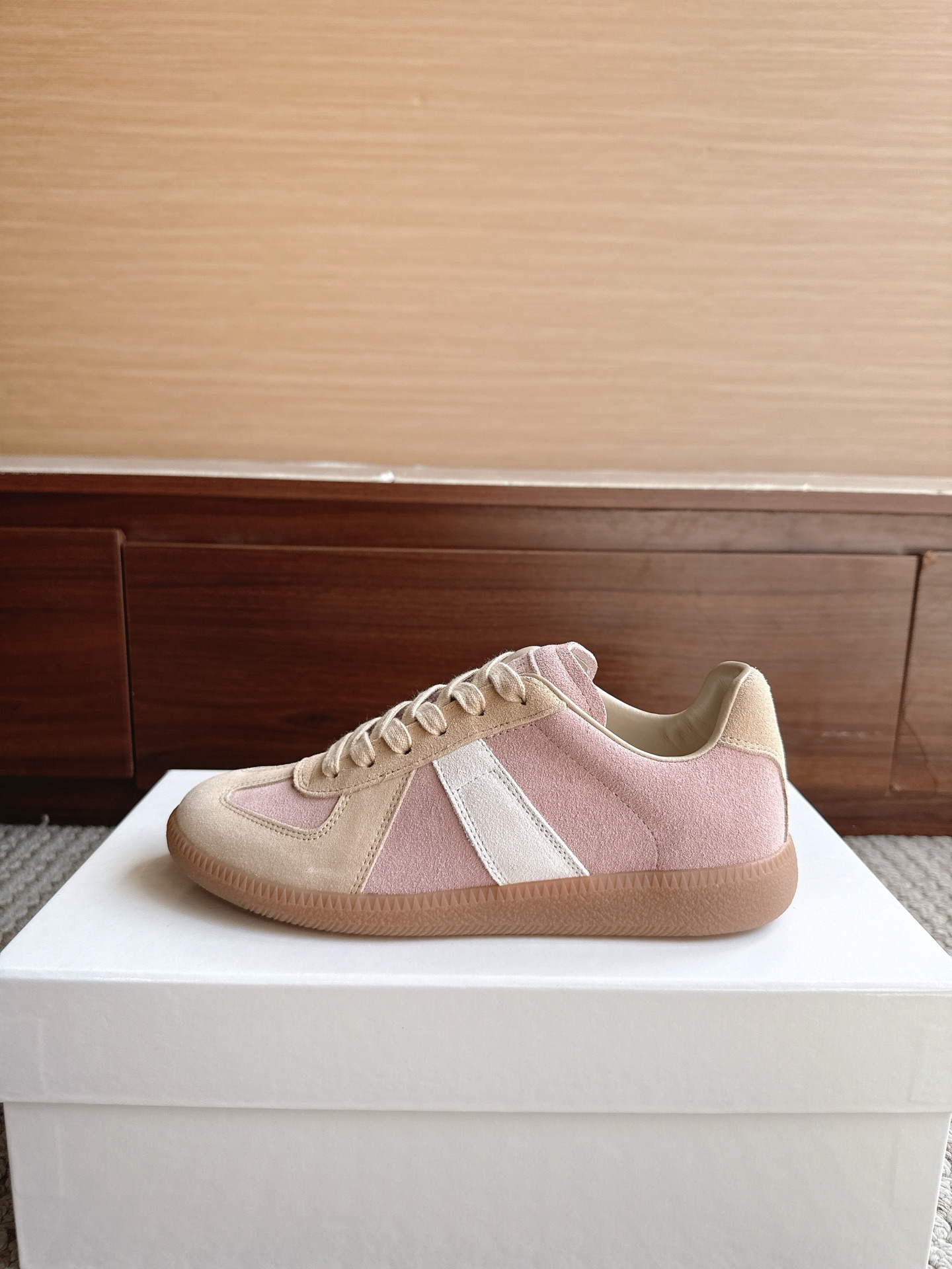 NO:867433,Purchasing agent level Maison Margiela Color nude pink Price Men's and women's sizes 35-47 (4647 custom-made non-refundable and non-exchangeable) MaisonMargiela  MM6 Dexun casual shoes are a genius designer brand. An affordable luxury brand, they are versatile and comfortable. This German training shoe continues the classic T-shaped leather splicing design. It has been carefully improved by the design team many times, just to make you feel comfortable.  Experience the most original military flavor. The soft and delicate characteristics of the first-layer cowhide combined with the texture of suede cowhide make it not only super soft and comfortable, but also maintain good breathability. Comfort and texture go hand in hand, making it easy to wear with any combination in all seasons.  Fabric imported cowhide leather lining, casual shoes/sports shoes, masion margiela, masion margiela, sneakers, cowhide19860909代购级别马吉拉 颜色裸粉色 价格男女码35—47（4647订做不退不换） MaisonMargiela MM6德训休闲鞋鬼才设计师品牌,一个轻奢品牌上脚很百搭哦,也很随脚舒适,这一款德国训练鞋延续了经典的T形真皮拼接设计,经过设计团队多次的精心改良,只为让您体验最原始的军旅味道,头层牛皮柔软细腻的特点与牛反绒牛皮的质感相结合使其既有超高的柔软舒适度,又同时保持不错的透气性能舒适与质感并行,轻松驾驭四季穿着任何搭配. 面料进口牛皮 内里牛皮,休闲鞋/运动鞋,masion margiela,masion margiela,sneakers,cowhide,Women's Shoes