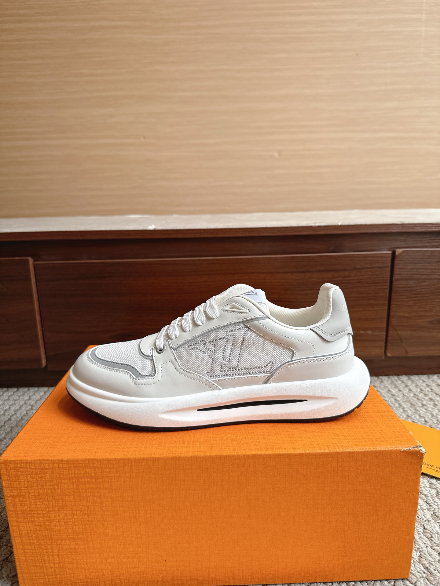 NO:870589,Top version, sizes 39-45. Please pay attention to our packaging and quality for the price!  Louis*Vuitto* LV Trainer Sports European Purchasing Agency Purchased for 1W RMB. It took a month to develop a private mold for the outsole and fabric. Three sets of molds were scrapped for the upper, and then it was perfectly adjusted to the original version. It is definitely a comfortable product that cost a lot of money and thought. This series was designed after the arrival of Vifgil. It is favored by many fans every quarter. It can be matched with different fashions to show your personality. Private mold luxury Luo Shi TPU original outsole  Original packaging, casual shoes/sports shoes, louis vuitton, louis vuitton, sneakers19860909顶级版本 尺码39—45 价格请认准我家包装和品质！ Louis*Vuitto* LV Trainer 运动欧洲代购1W RMB购入 历时一个月爆拆开发 大底和面料私模 鞋面更是报废了三套模具 才完美调整至原版一致较果 绝对下血本费心思的一款舒适 自Vifgil到来之后而设计的这一系列 每一季度都深受众多粉丝的青睐 搭配不同的时尚更显个性哦 私模奢华洛施 TPU原版大底 原版包装,休闲鞋/运动鞋,louis vuitton,louis vuitton,sneakers,Women's Shoes