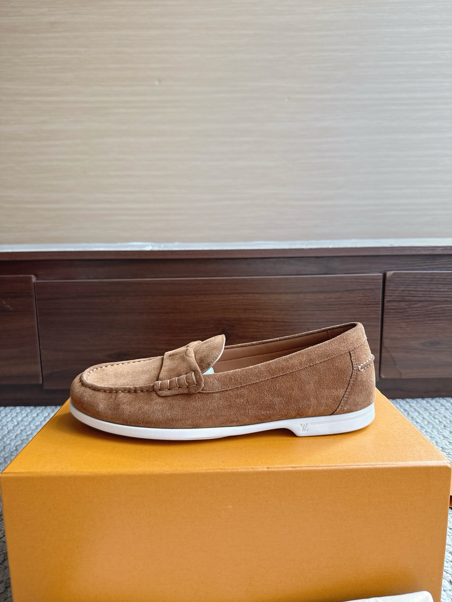NO:873486,Top version size 38-46 (custom-made for men 3846) price yuan (with aircraft case) Please pay attention to our packaging and quality!  Louis*Vuitto* LV Trainer Sports European Purchasing Agency Purchased for 1W RMB. It took a month to develop a private mold for the outsole and fabric. Three sets of molds were scrapped for the upper, so that it could be perfectly adjusted to the original version. It is a comfortable product that definitely costs a lot of money. This series was designed after the arrival of Vifgil. It is favored by many fans every quarter. It shows more personality when paired with different fashions. Private mold luxury Loch TPU original outsole Original packaging, loafers, Louis  vuitton,louis vuitton,loafers19860909顶级版本 尺码38–46（男3846订做） 价格元（带飞机壳） 请认准我家包装和品质！ Louis*Vuitto* LV Trainer 运动欧洲代购1W RMB购入 历时一个月爆拆开发 大底和面料私模 鞋面更是报废了三套模具 才完美调整至原版一致较果 绝对下血本费心思的一款舒适 自Vifgil到来之后而设计的这一系列 每一季度都深受众多粉丝的青睐 搭配不同的时尚更显个性哦 私模奢华洛施 TPU原版大底 原版包装,乐福鞋,louis vuitton,louis vuitton,loafers,Women's Shoes