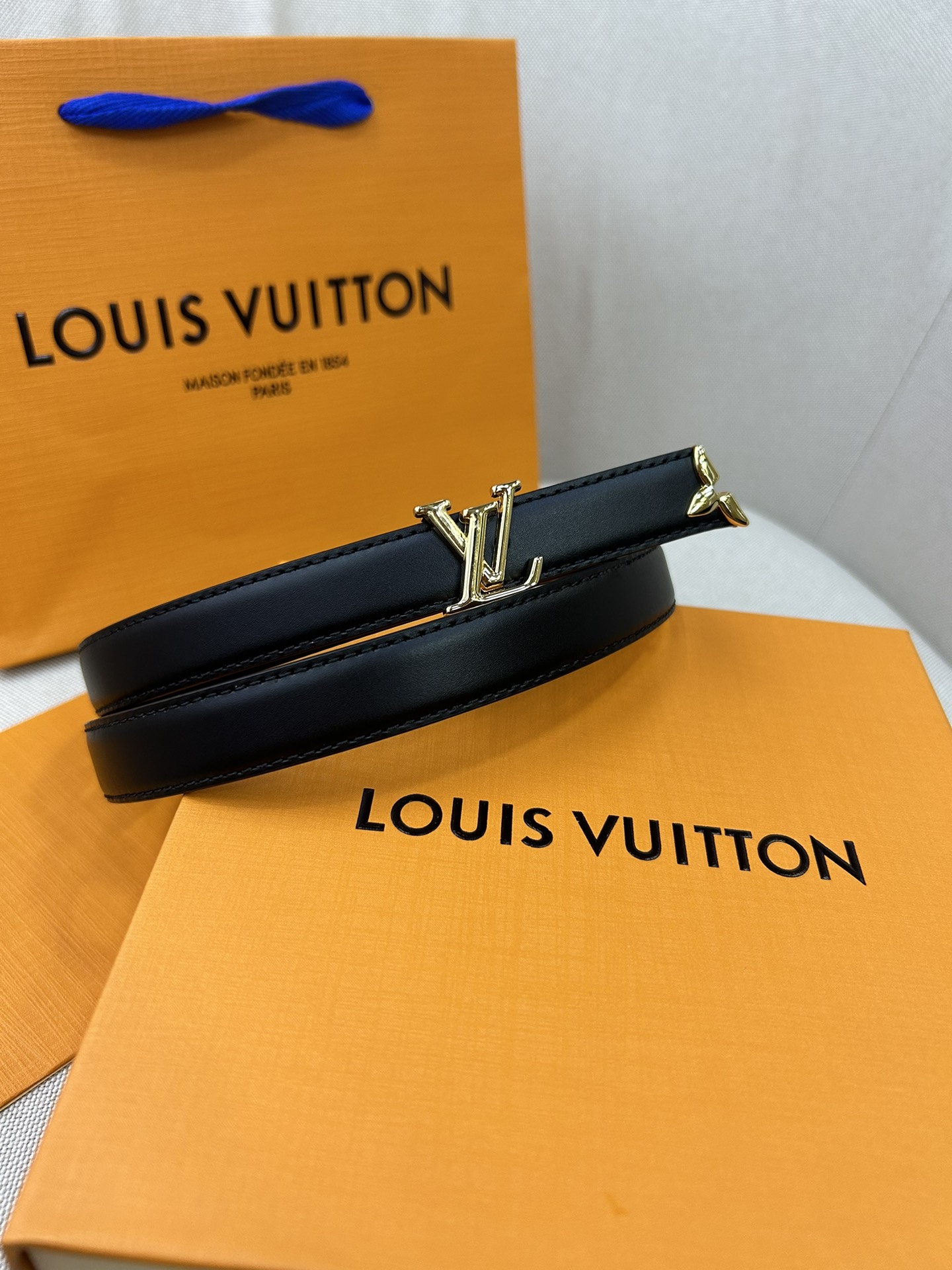  Pretty LV 路易威登 双面腰带以耀目金属雕琢 LV Initiales 搭扣和末端的不完整 M