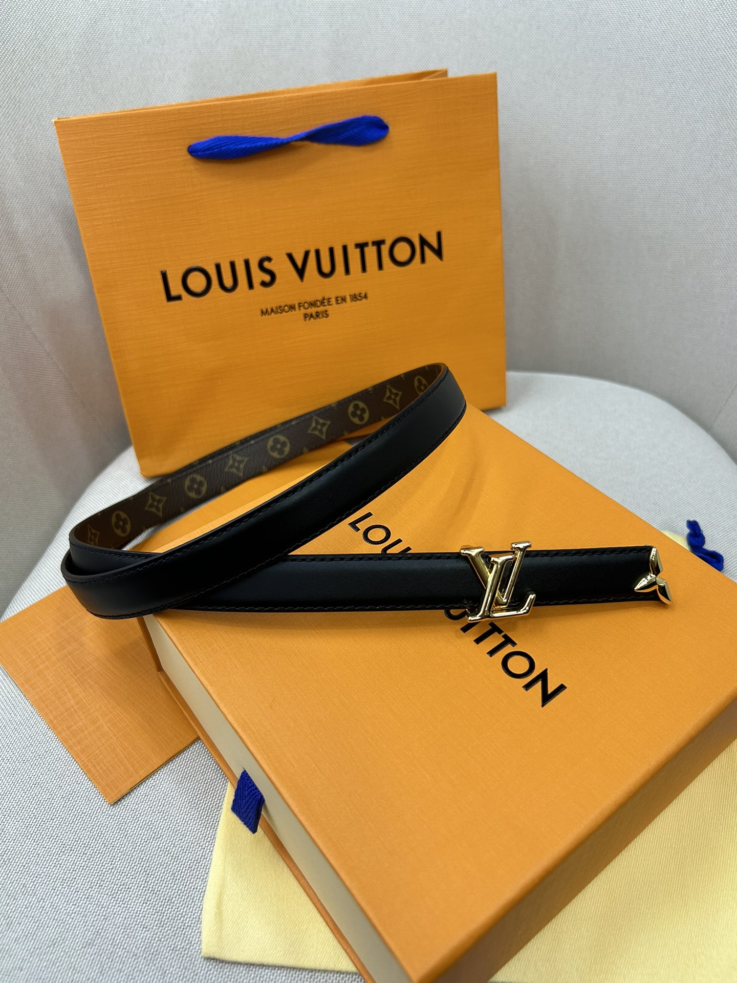  Pretty LV 路易威登 双面腰带以耀目金属雕琢 LV Initiales 搭扣和末端的不完整 M