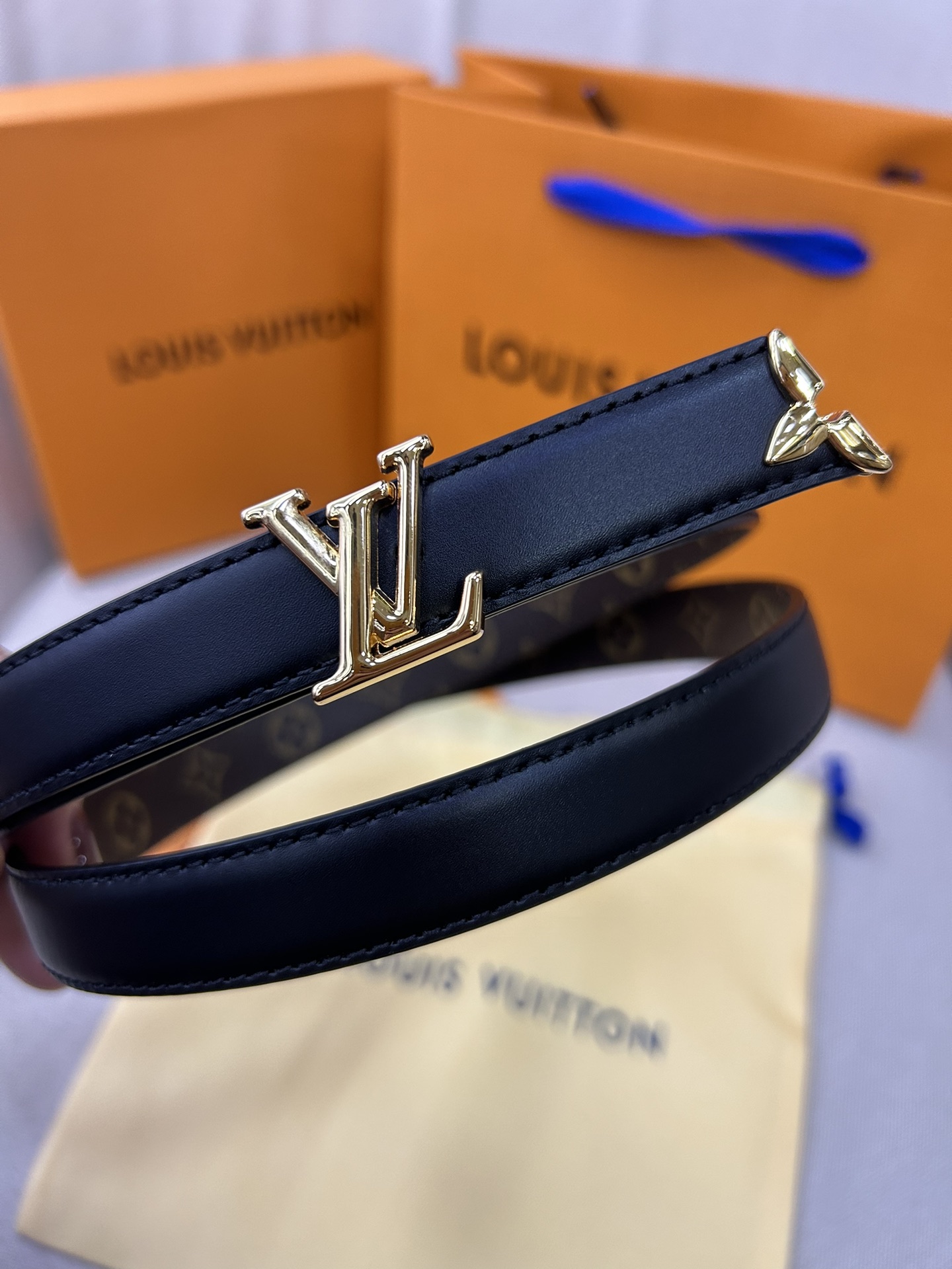  Pretty LV 路易威登 双面腰带以耀目金属雕琢 LV Initiales 搭扣和末端的不完整 M