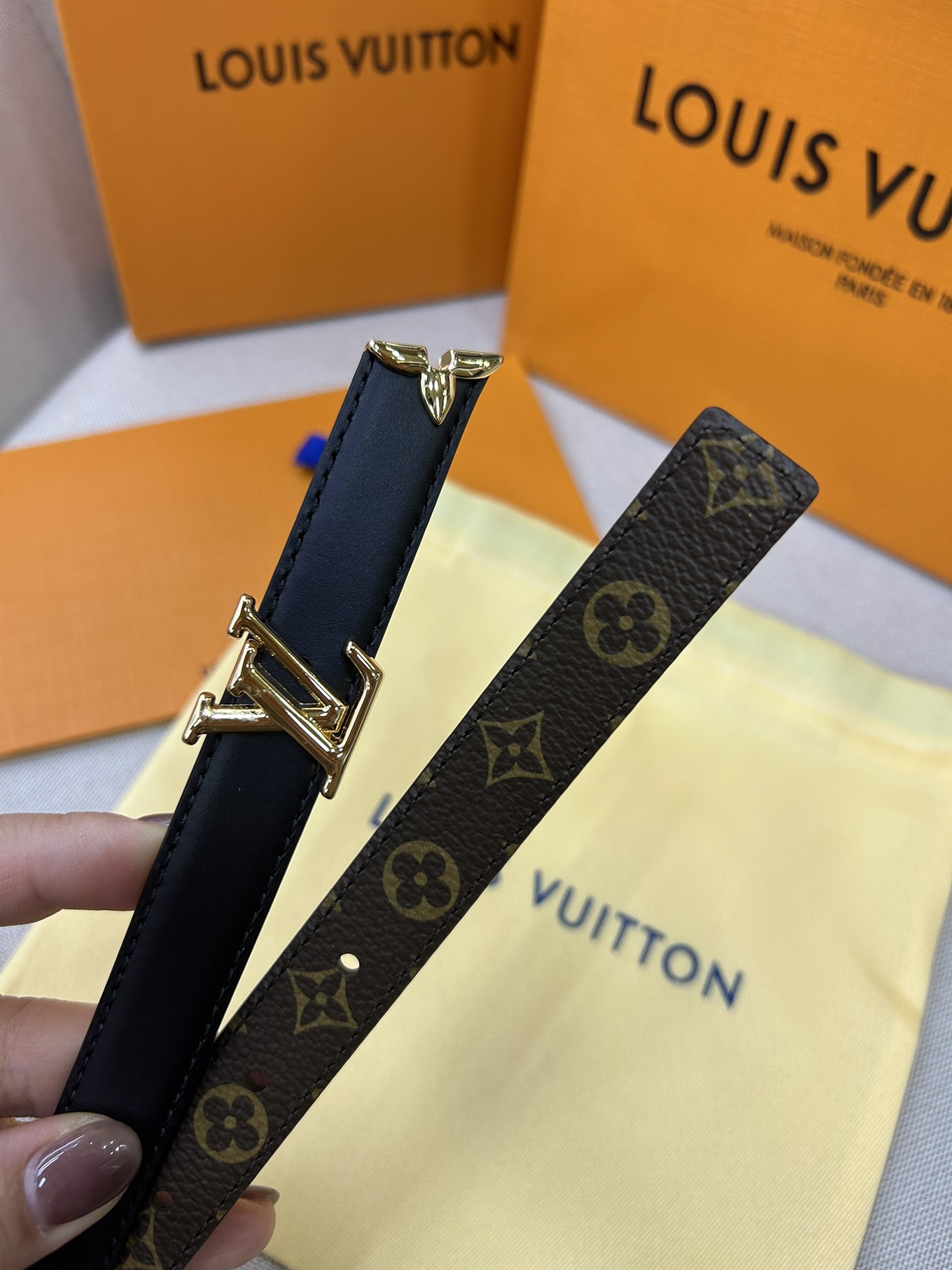  Pretty LV 路易威登 双面腰带以耀目金属雕琢 LV Initiales 搭扣和末端的不完整 M