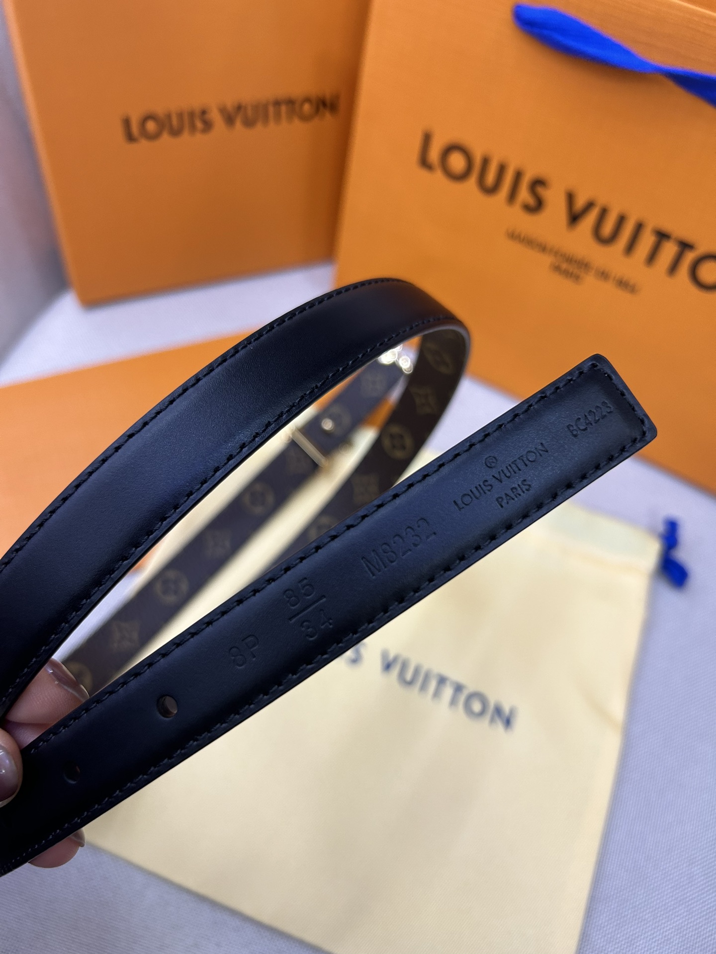  Pretty LV 路易威登 双面腰带以耀目金属雕琢 LV Initiales 搭扣和末端的不完整 M