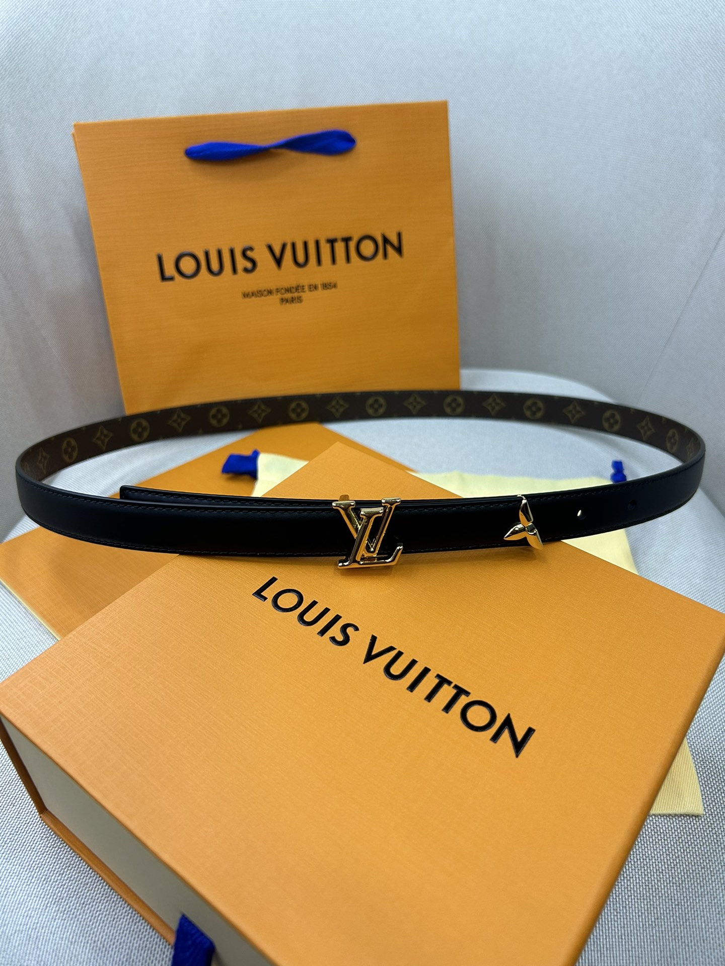  Pretty LV 路易威登 双面腰带以耀目金属雕琢 LV Initiales 搭扣和末端的不完整 M