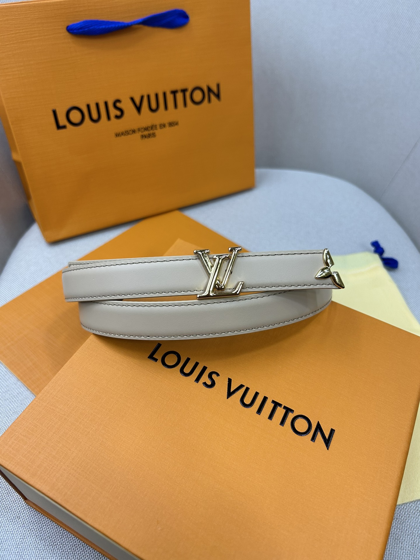  Pretty LV 路易威登 双面腰带以耀目金属雕琢 LV Initiales 搭扣和末端的不完整 M