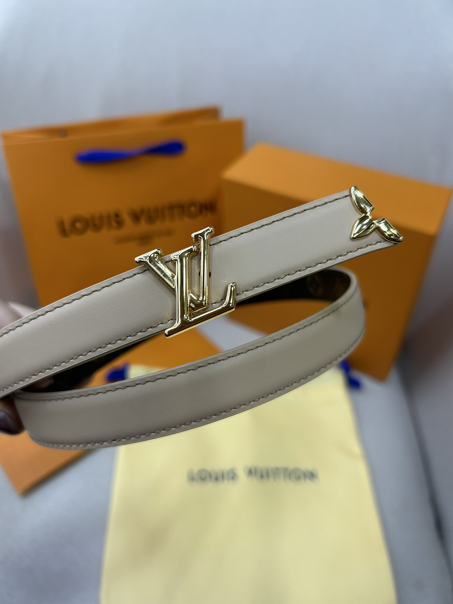  Pretty LV 路易威登 双面腰带以耀目金属雕琢 LV Initiales 搭扣和末端的不完整 M