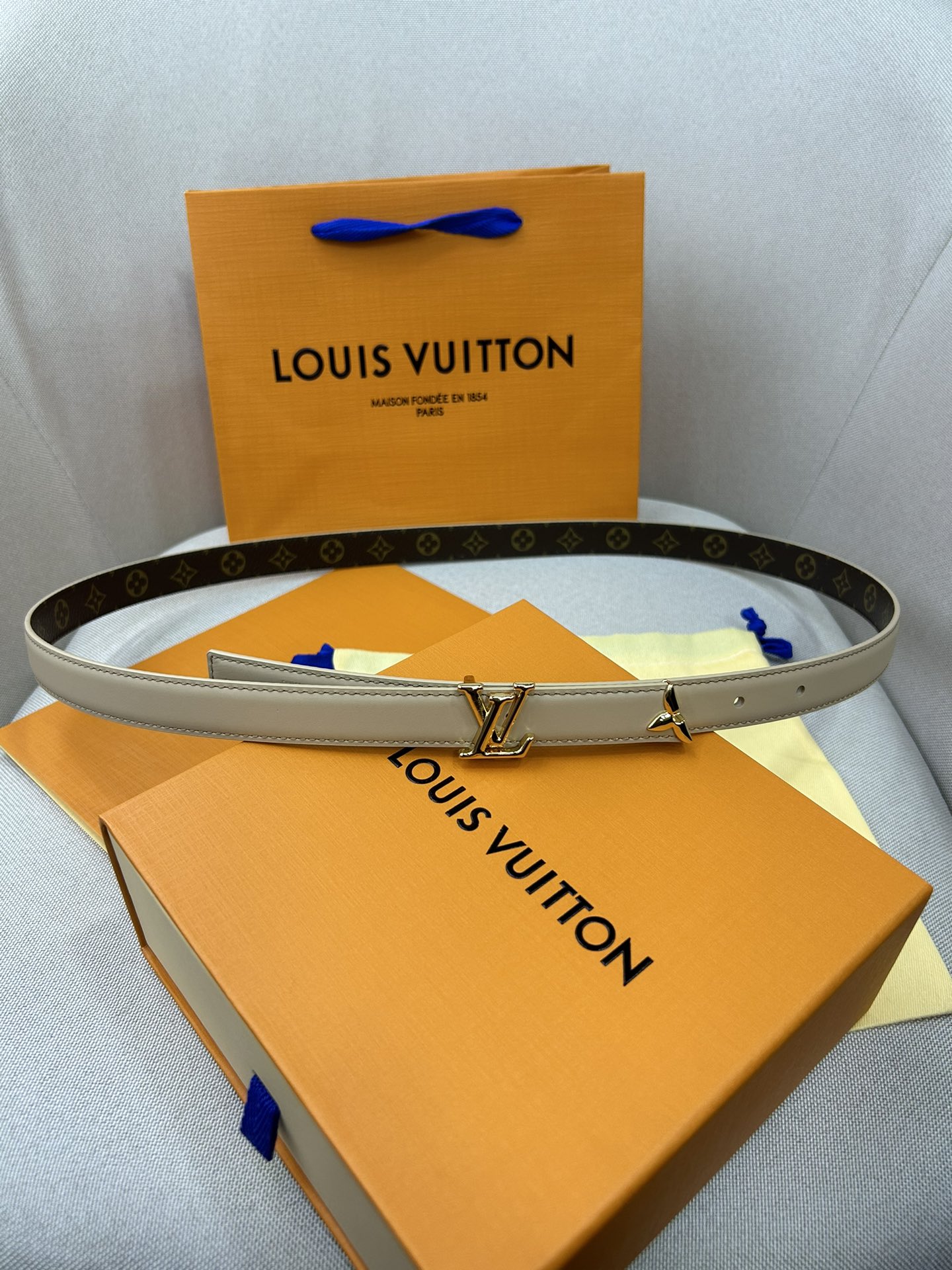  Pretty LV 路易威登 双面腰带以耀目金属雕琢 LV Initiales 搭扣和末端的不完整 M