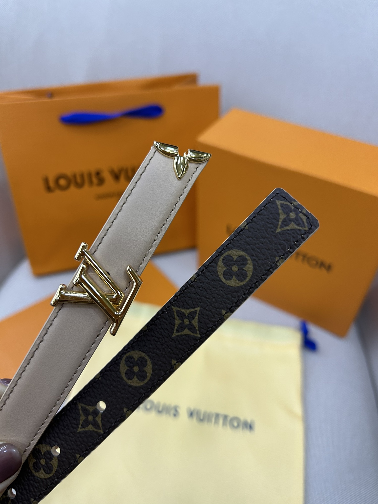  Pretty LV 路易威登 双面腰带以耀目金属雕琢 LV Initiales 搭扣和末端的不完整 M