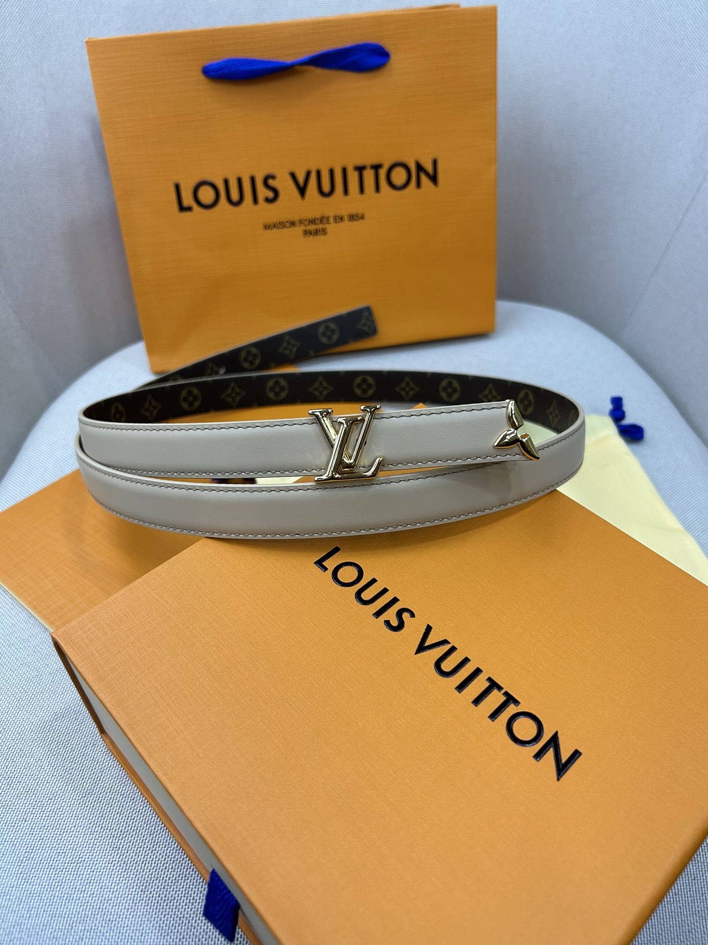  Pretty LV 路易威登 双面腰带以耀目金属雕琢 LV Initiales 搭扣和末端的不完整 M