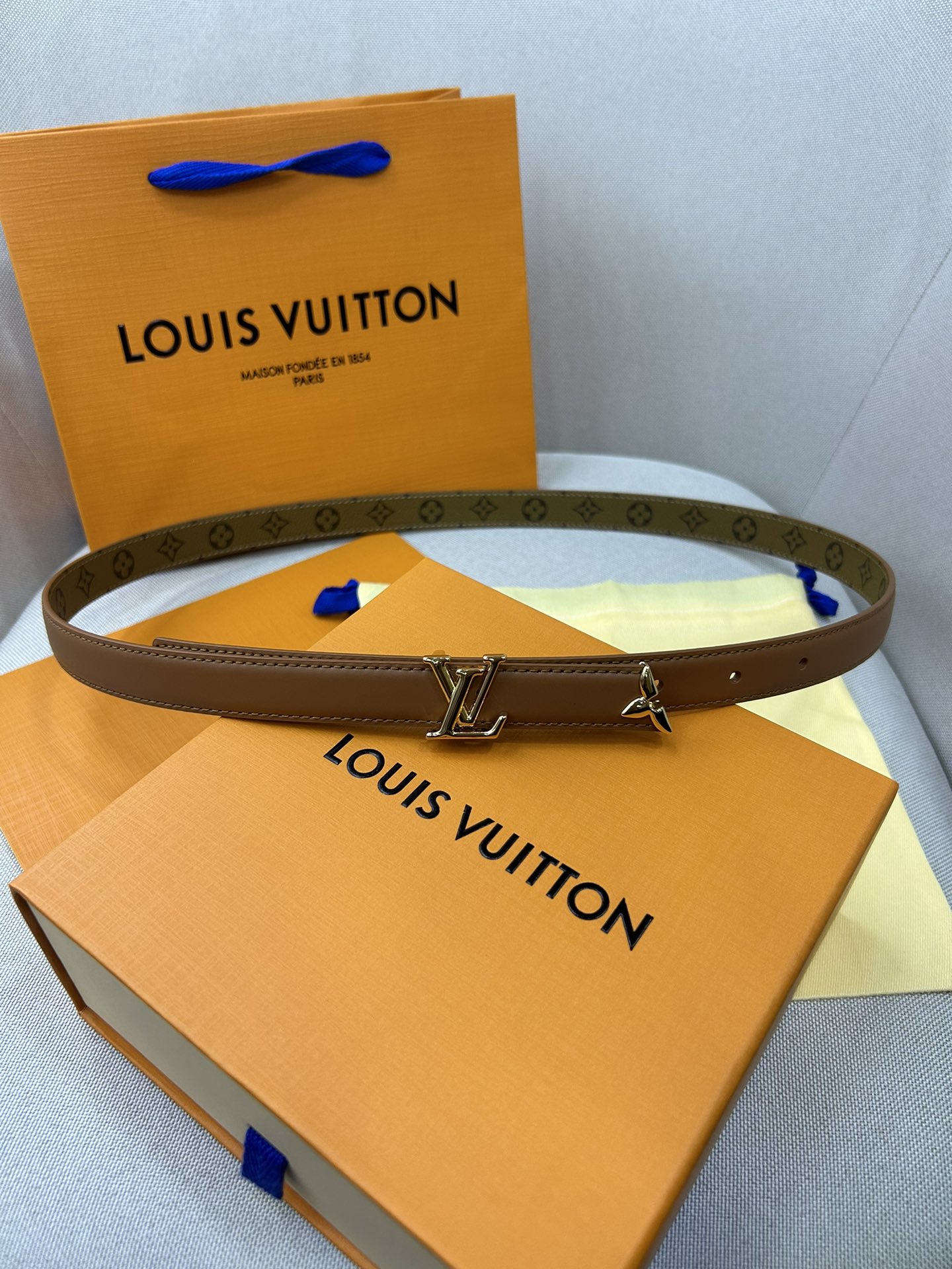  Pretty LV 路易威登 双面腰带以耀目金属雕琢 LV Initiales 搭扣和末端的不完整 M