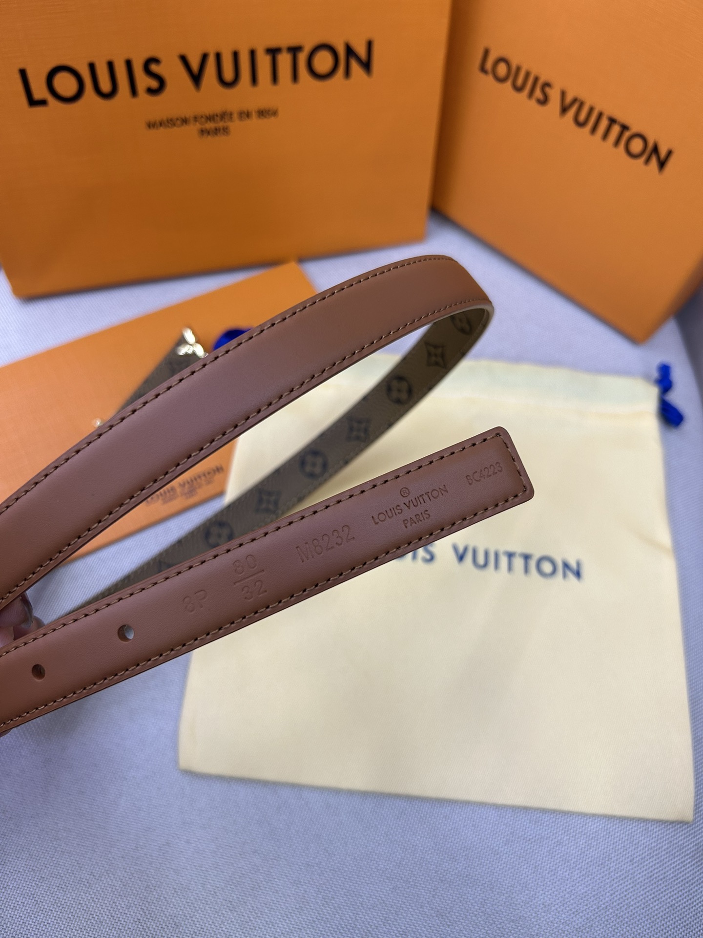  Pretty LV 路易威登 双面腰带以耀目金属雕琢 LV Initiales 搭扣和末端的不完整 M