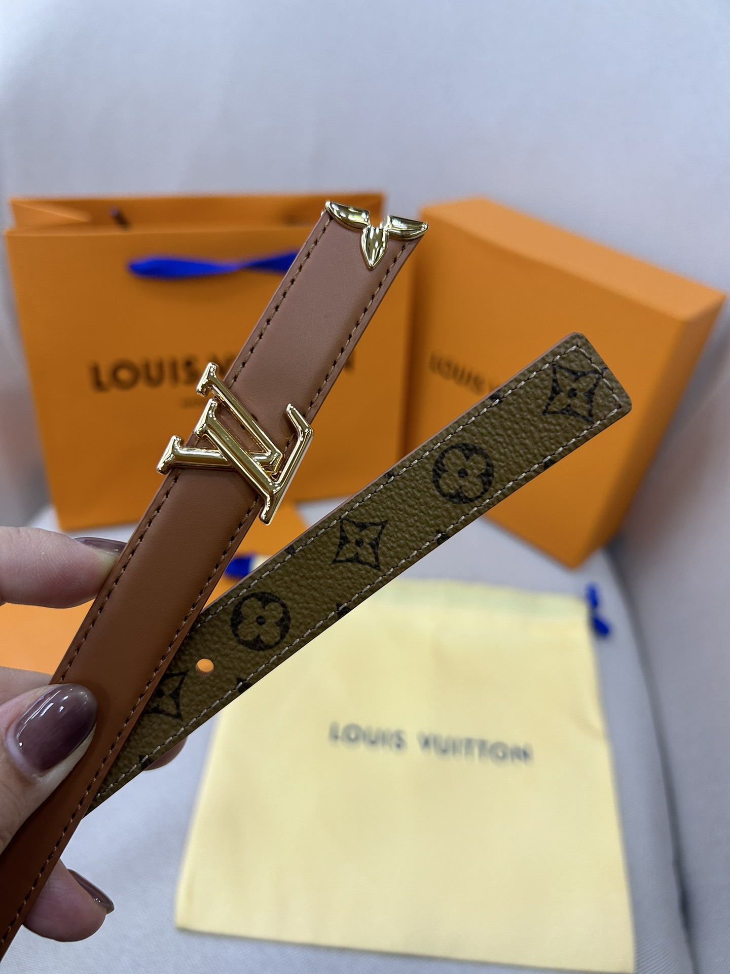  Pretty LV 路易威登 双面腰带以耀目金属雕琢 LV Initiales 搭扣和末端的不完整 M