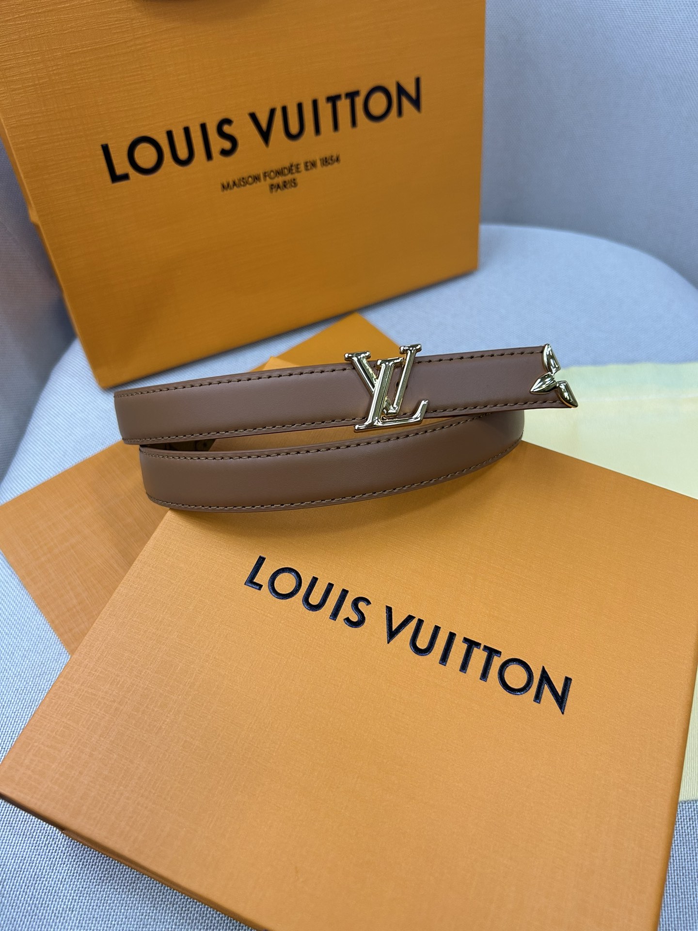  Pretty LV 路易威登 双面腰带以耀目金属雕琢 LV Initiales 搭扣和末端的不完整 M