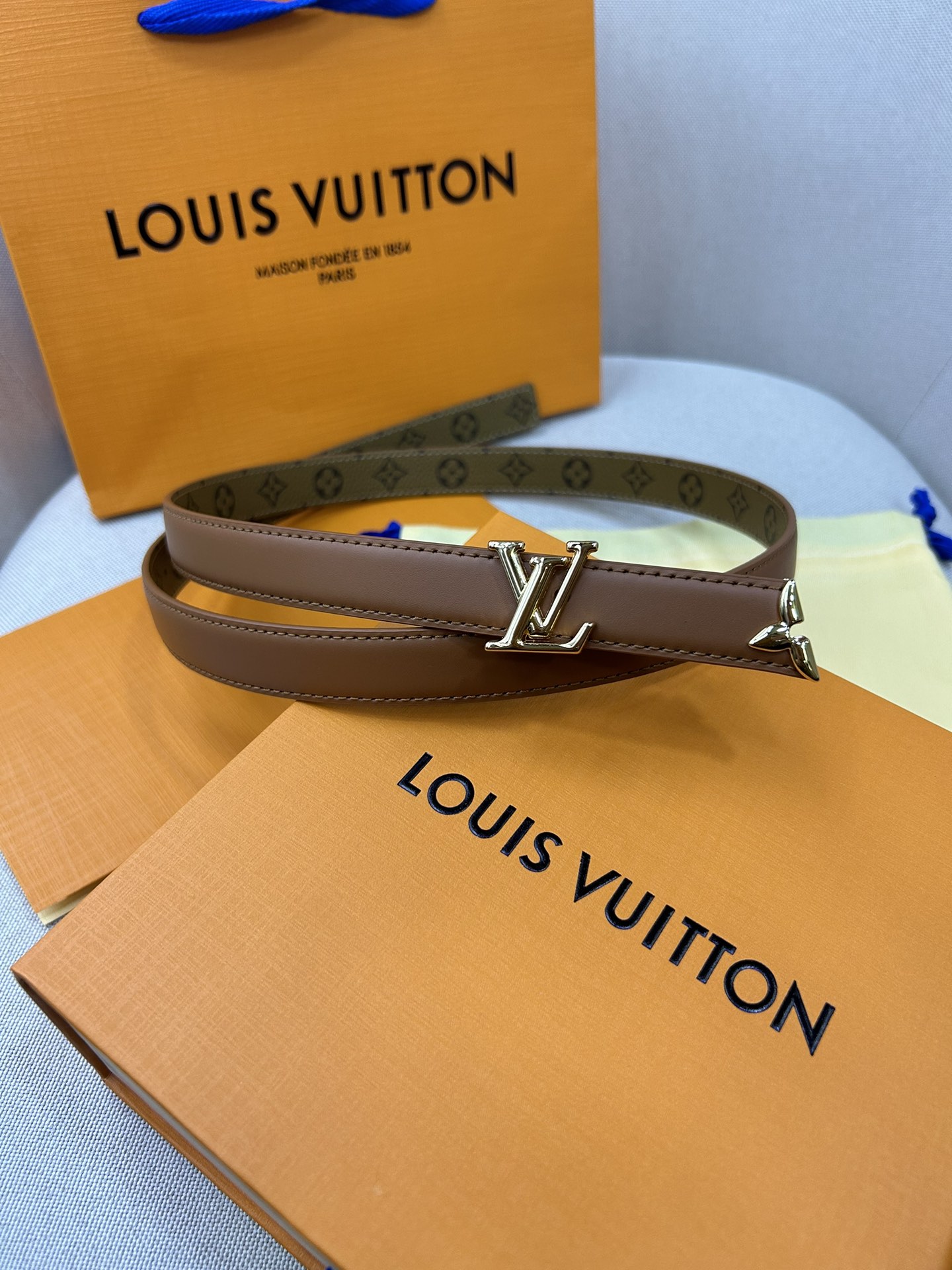  Pretty LV 路易威登 双面腰带以耀目金属雕琢 LV Initiales 搭扣和末端的不完整 M