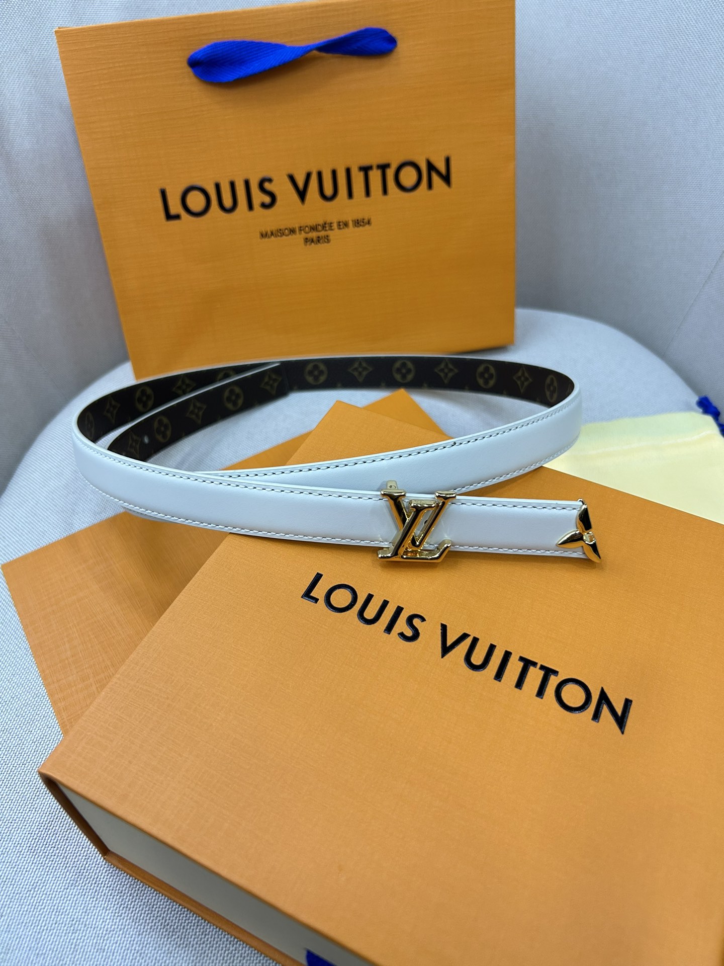  Pretty LV 路易威登 双面腰带以耀目金属雕琢 LV Initiales 搭扣和末端的不完整 M
