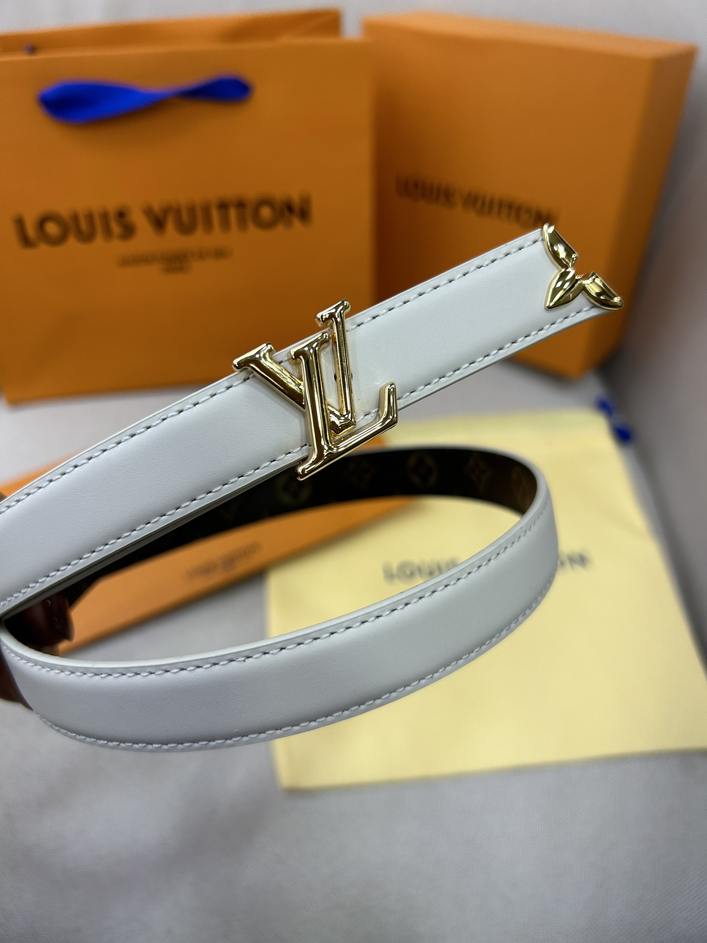 Pretty LV 路易威登 双面腰带以耀目金属雕琢 LV Initiales 搭扣和末端的不完整 M