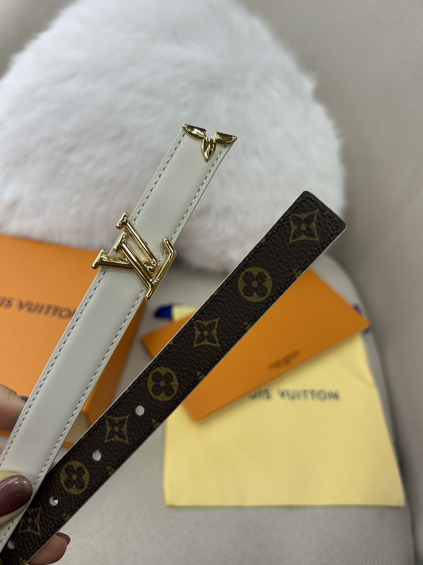  Pretty LV 路易威登 双面腰带以耀目金属雕琢 LV Initiales 搭扣和末端的不完整 M