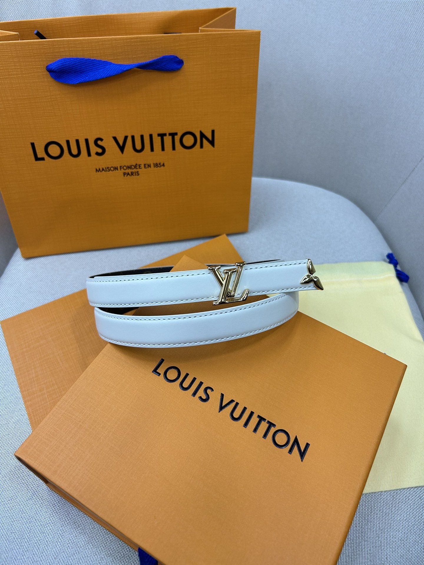  Pretty LV 路易威登 双面腰带以耀目金属雕琢 LV Initiales 搭扣和末端的不完整 M