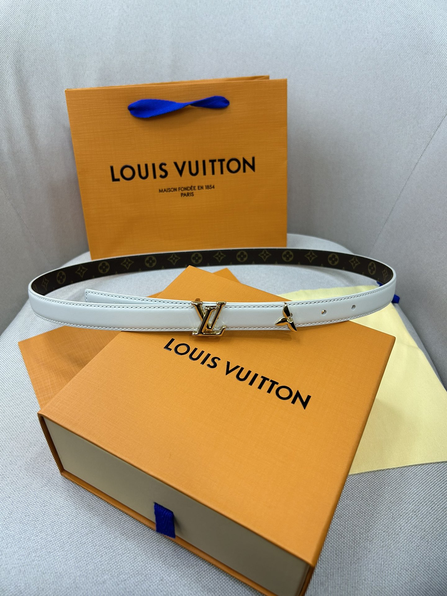  Pretty LV 路易威登 双面腰带以耀目金属雕琢 LV Initiales 搭扣和末端的不完整 M