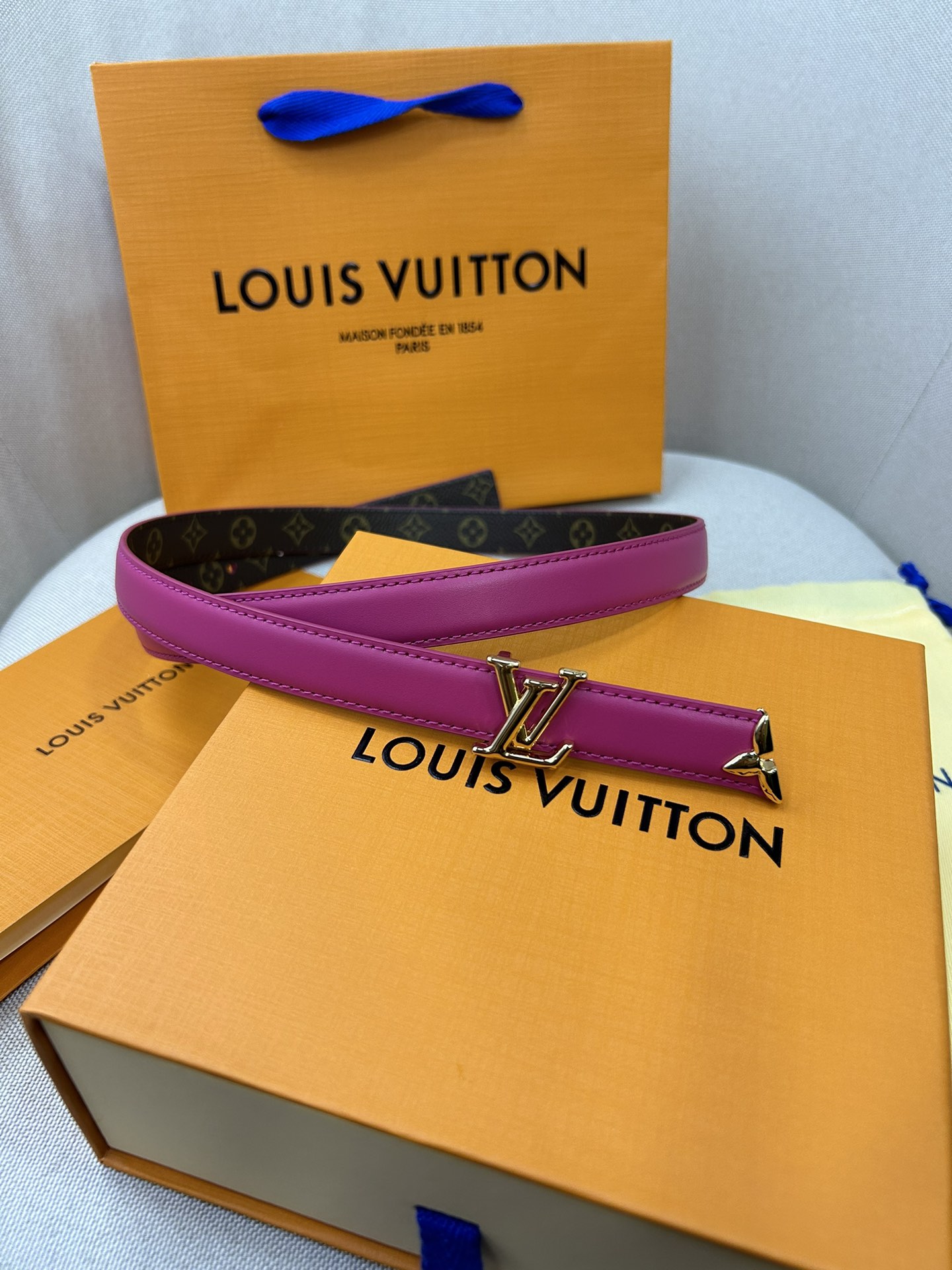  Pretty LV 路易威登 双面腰带以耀目金属雕琢 LV Initiales 搭扣和末端的不完整 M