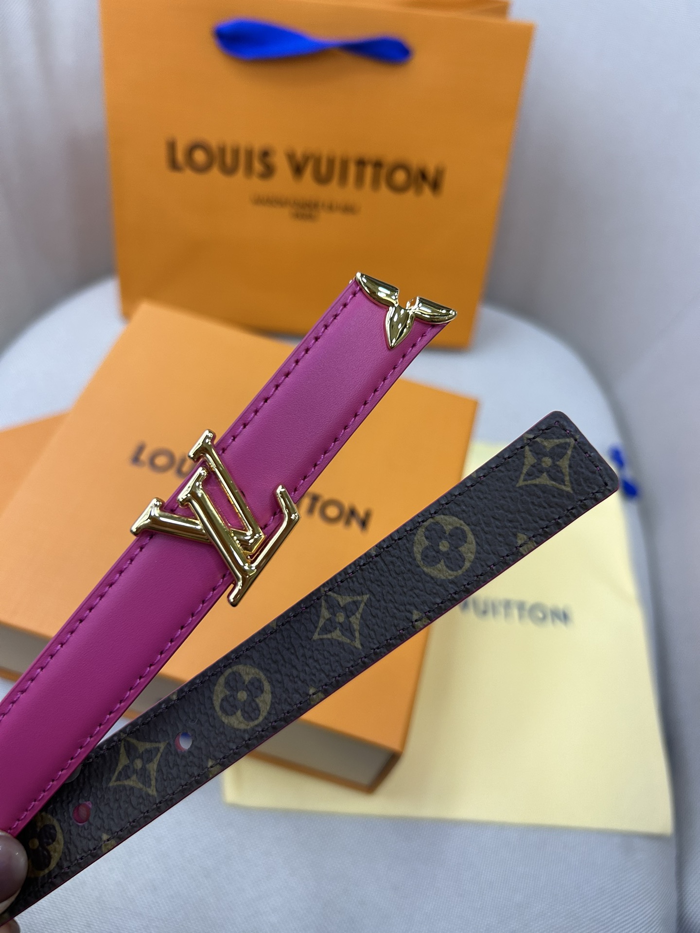  Pretty LV 路易威登 双面腰带以耀目金属雕琢 LV Initiales 搭扣和末端的不完整 M