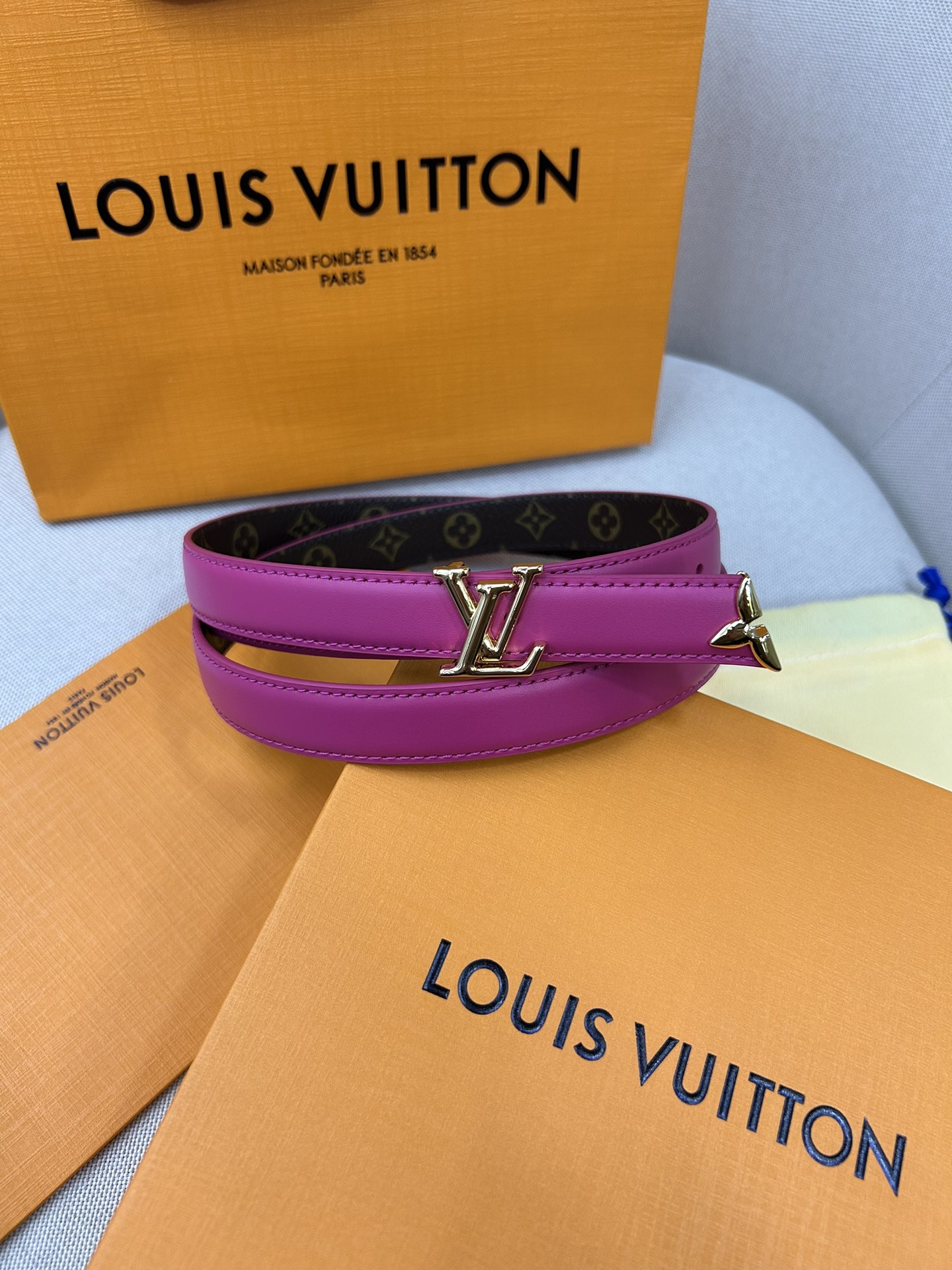  Pretty LV 路易威登 双面腰带以耀目金属雕琢 LV Initiales 搭扣和末端的不完整 M