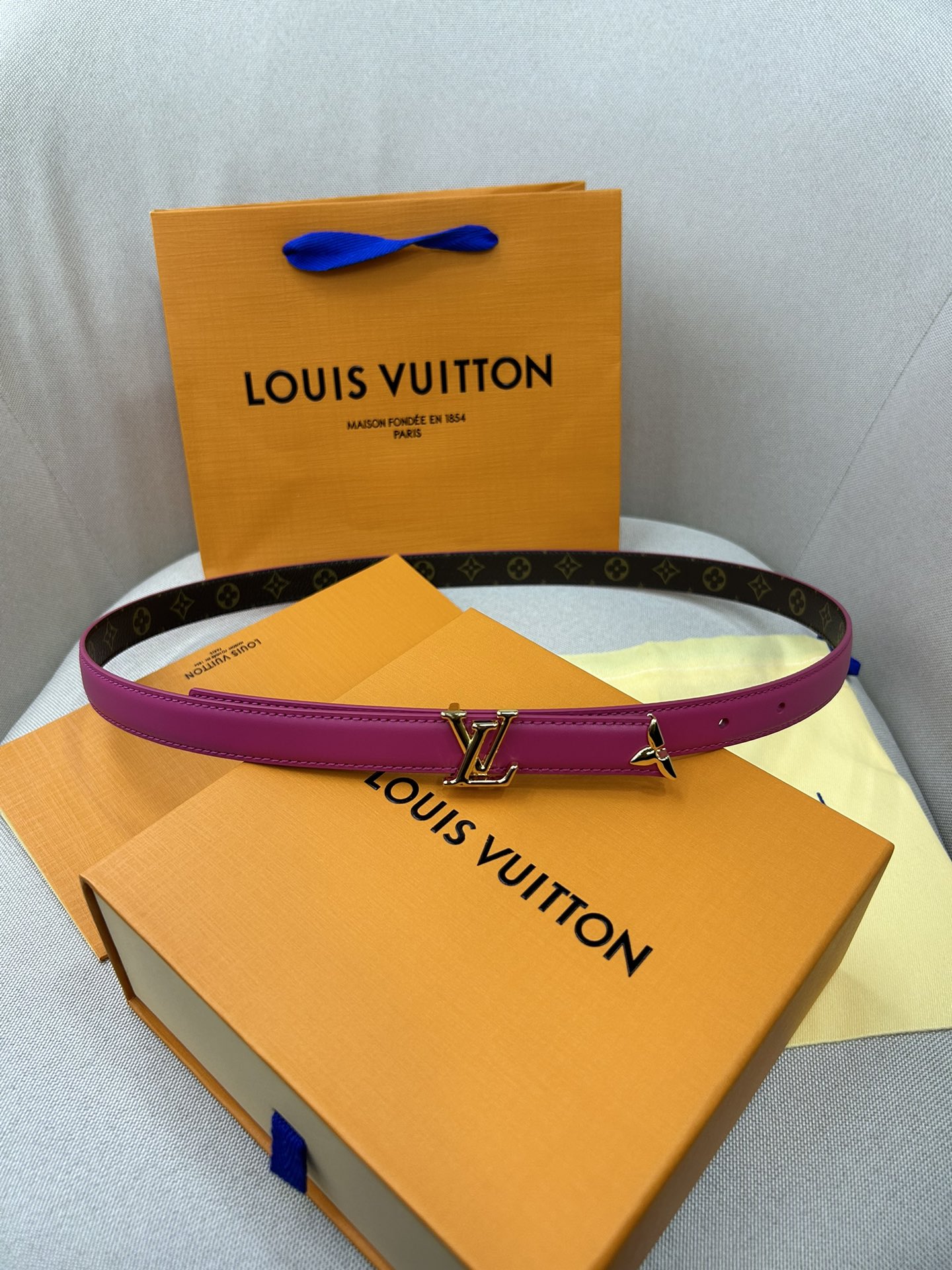  Pretty LV 路易威登 双面腰带以耀目金属雕琢 LV Initiales 搭扣和末端的不完整 M