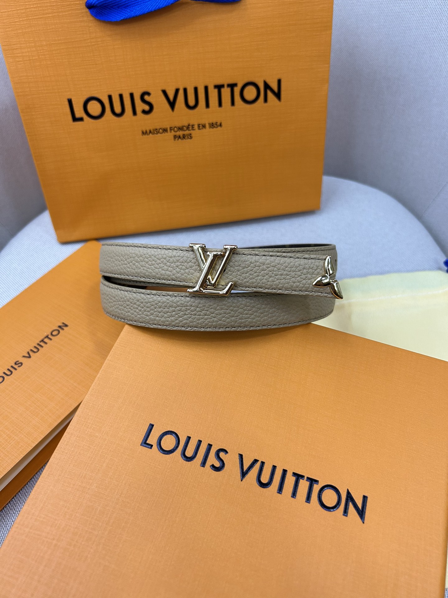  Pretty LV 路易威登 双面腰带以耀目金属雕琢 LV Initiales 搭扣和末端的不完整 M