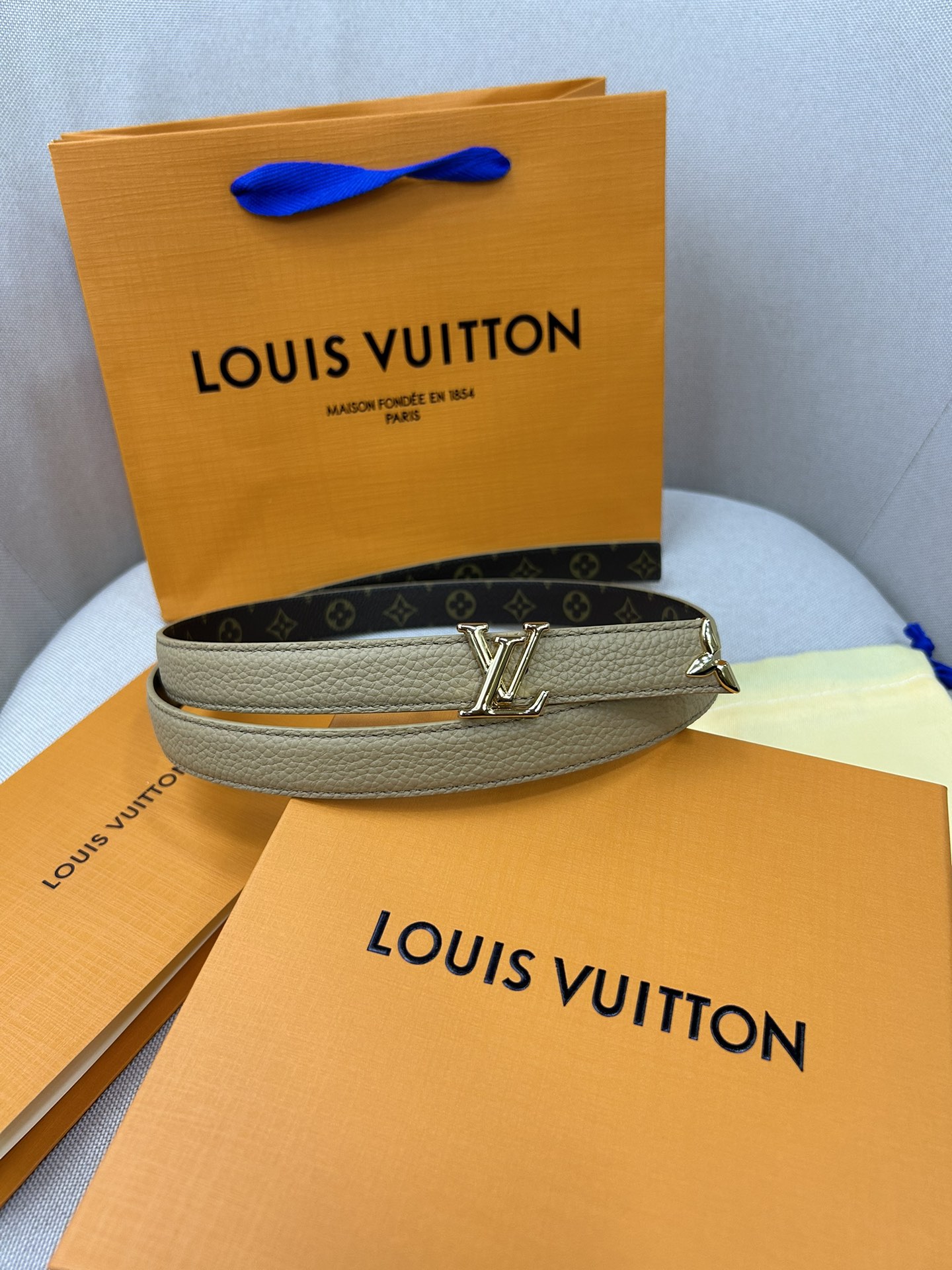  Pretty LV 路易威登 双面腰带以耀目金属雕琢 LV Initiales 搭扣和末端的不完整 M