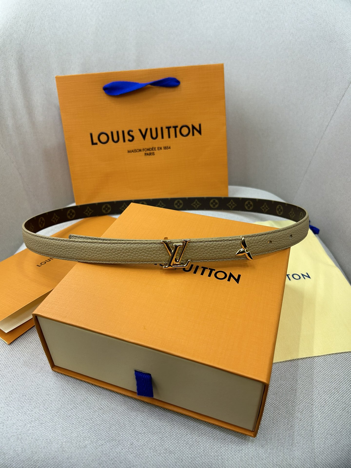  Pretty LV 路易威登 双面腰带以耀目金属雕琢 LV Initiales 搭扣和末端的不完整 M