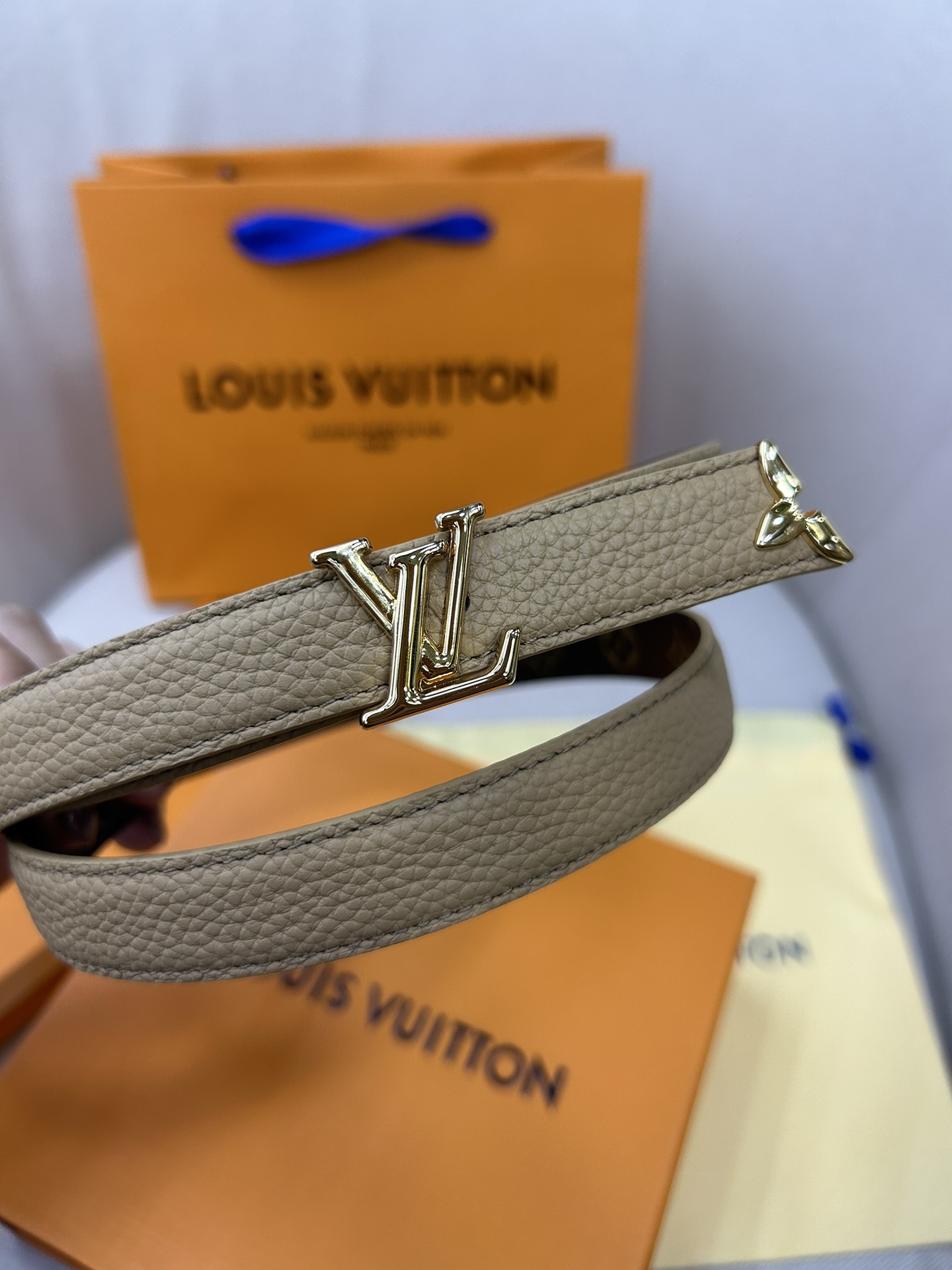  Pretty LV 路易威登 双面腰带以耀目金属雕琢 LV Initiales 搭扣和末端的不完整 M