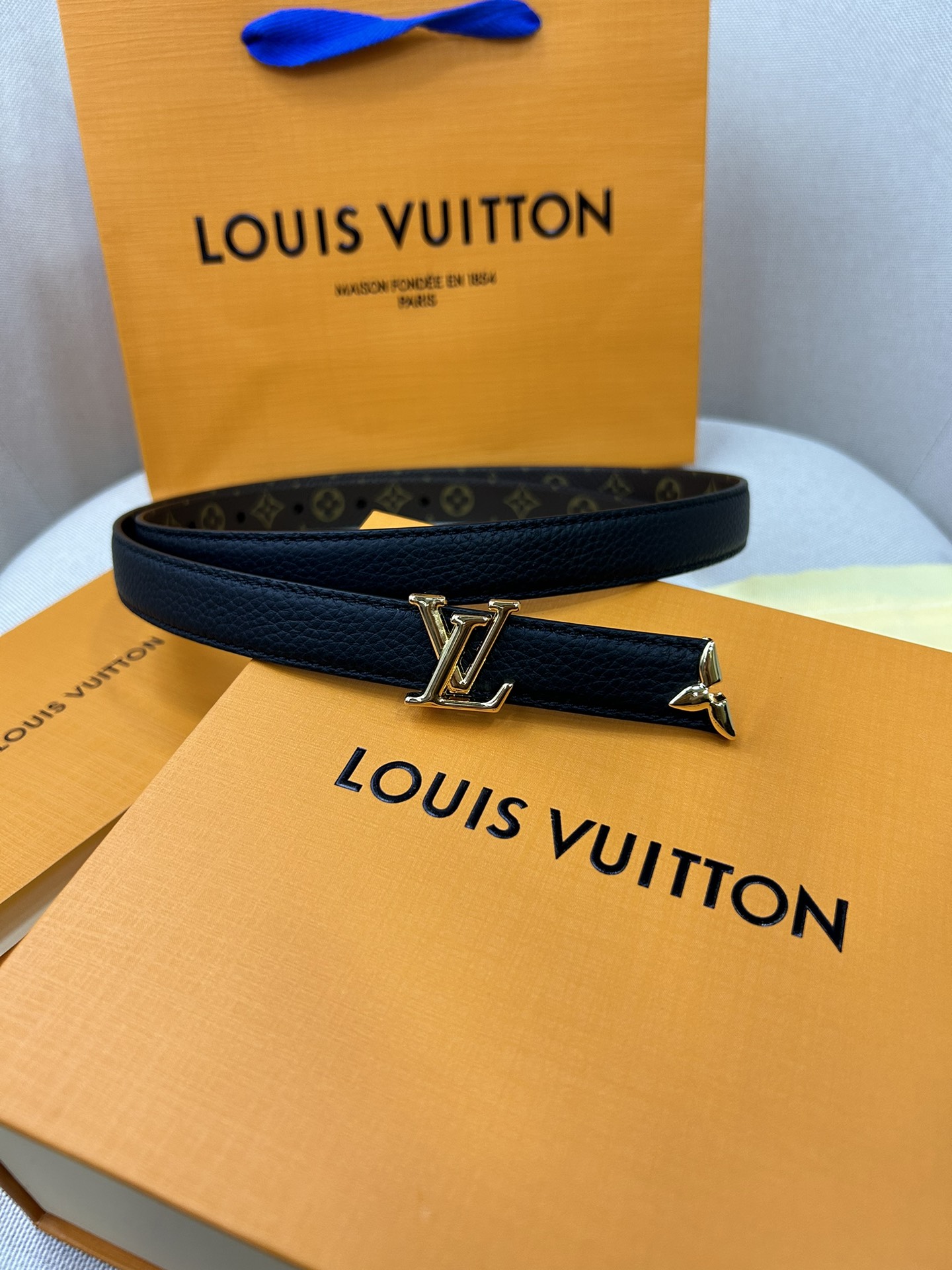  Pretty LV 路易威登 双面腰带以耀目金属雕琢 LV Initiales 搭扣和末端的不完整 M