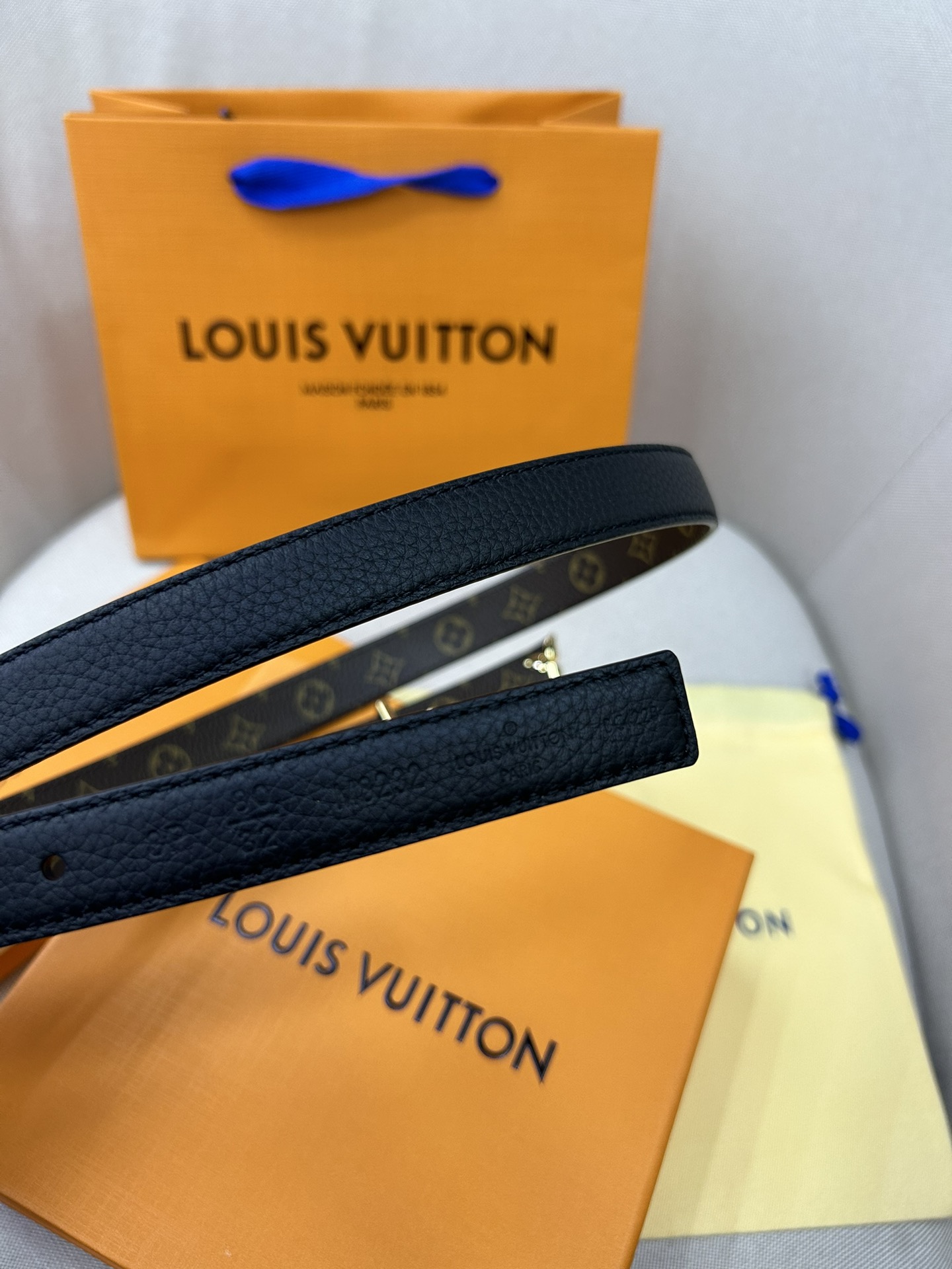  Pretty LV 路易威登 双面腰带以耀目金属雕琢 LV Initiales 搭扣和末端的不完整 M