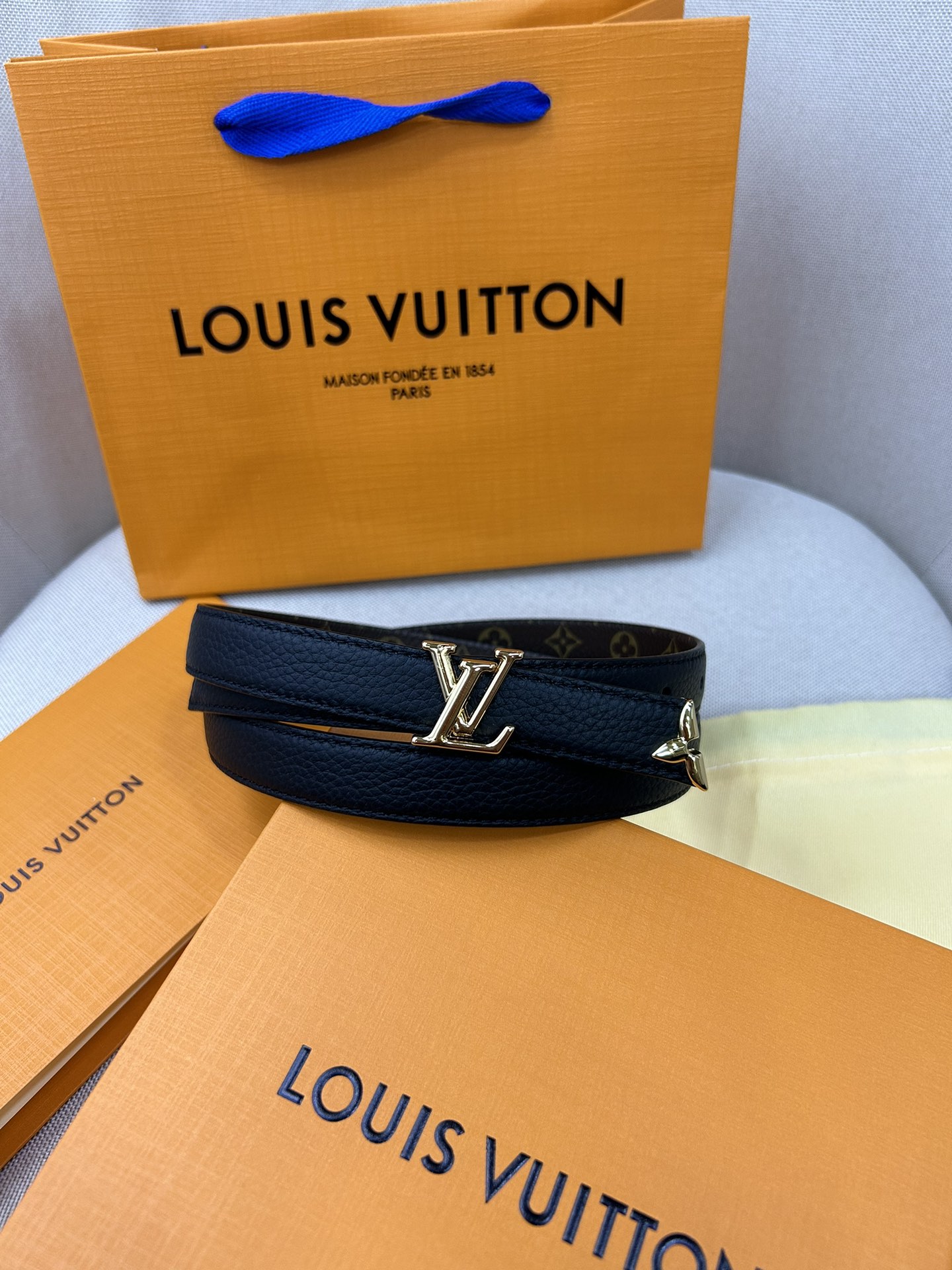  Pretty LV 路易威登 双面腰带以耀目金属雕琢 LV Initiales 搭扣和末端的不完整 M